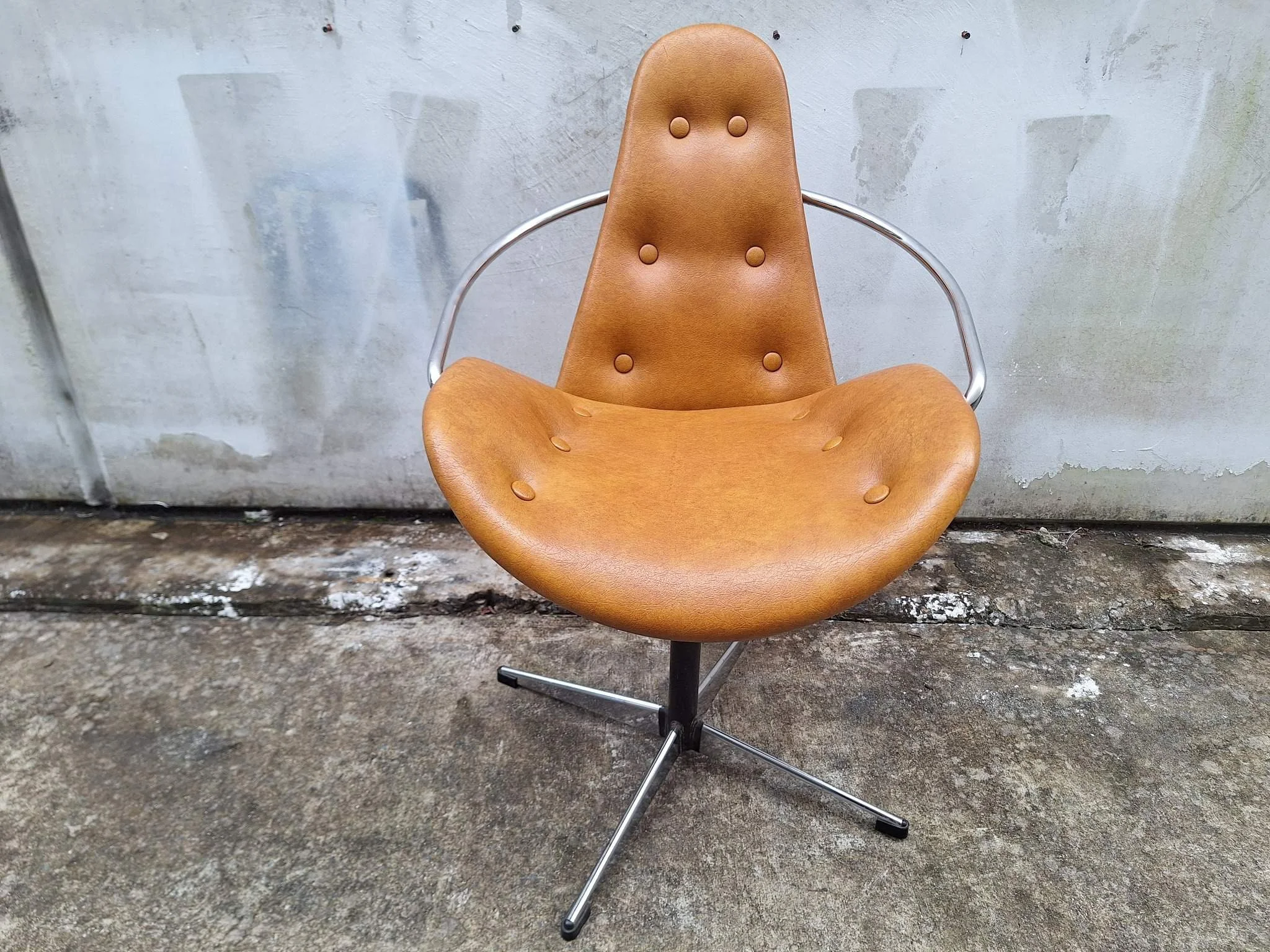 Rare Italian Sputnik Space Age swivel chair front view