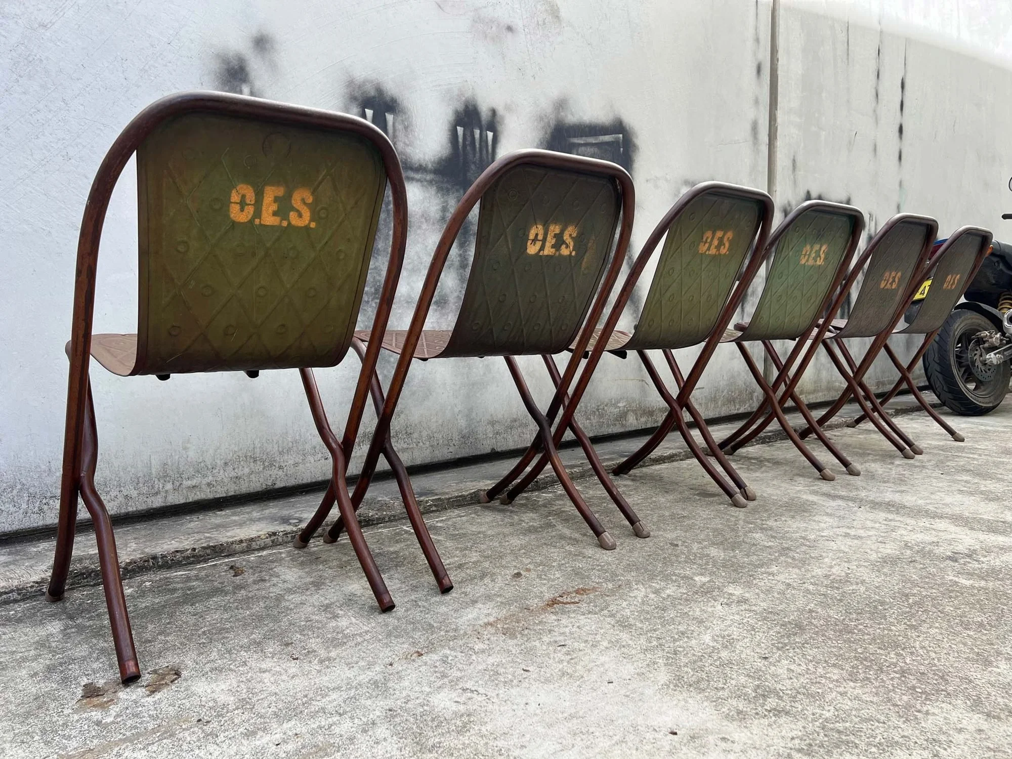 set-of-six-vintage-industrial-sebel-stacking-chairs-6.jpg