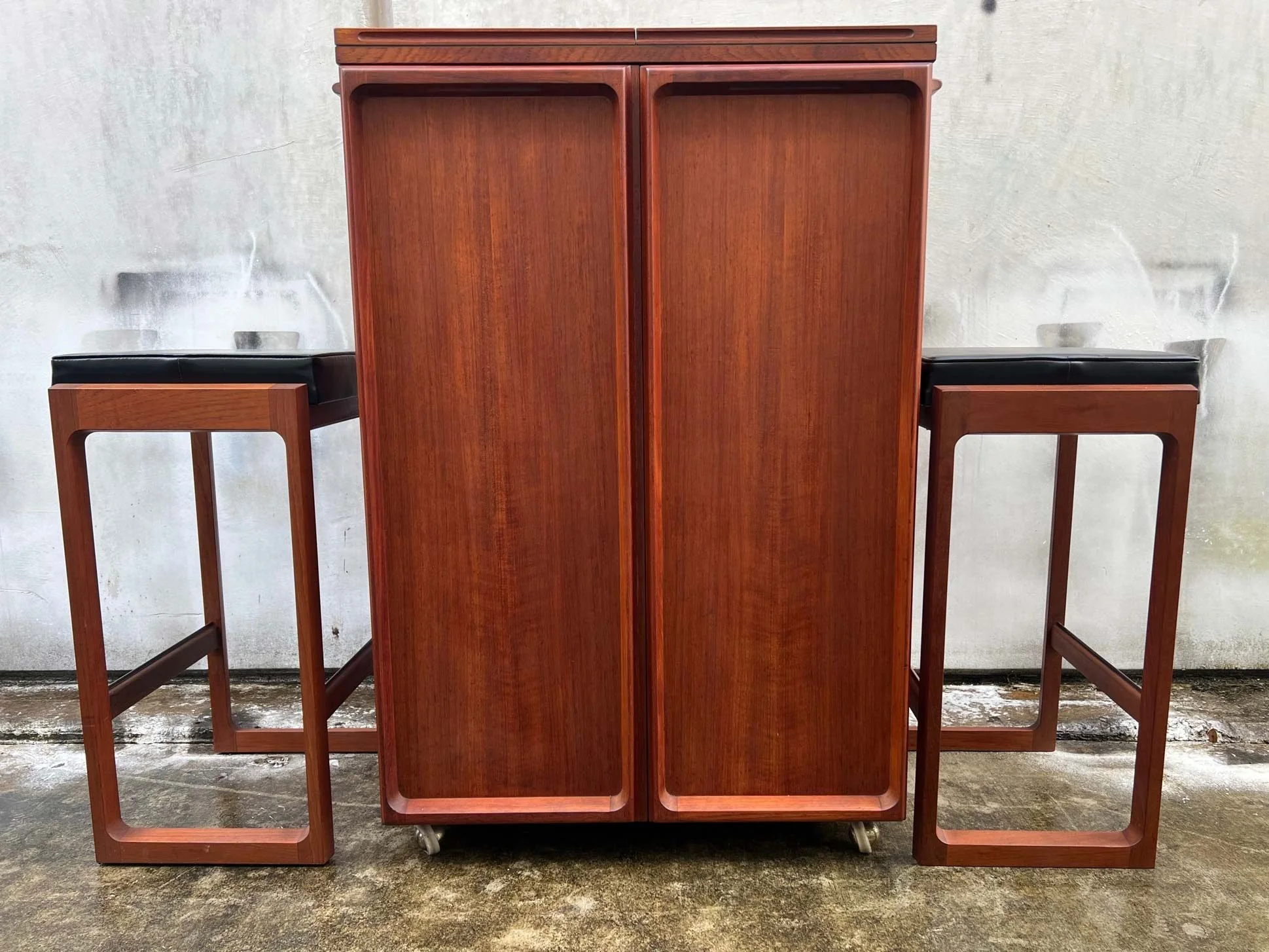 restored-chiswell-folding-teak-bar-with-bar-stools-1.jpg