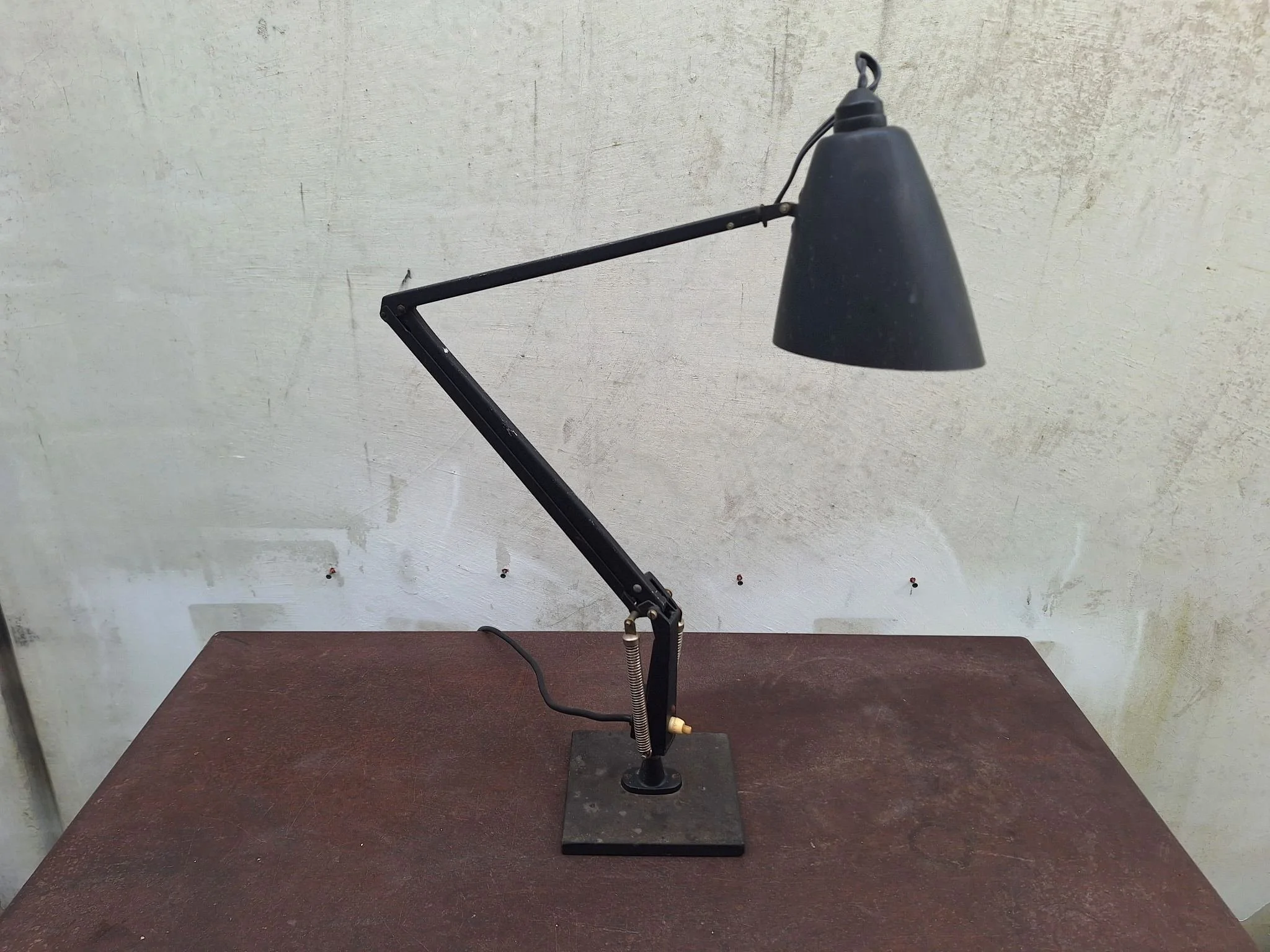 planet-vintage-desk-lamp-front.jpg