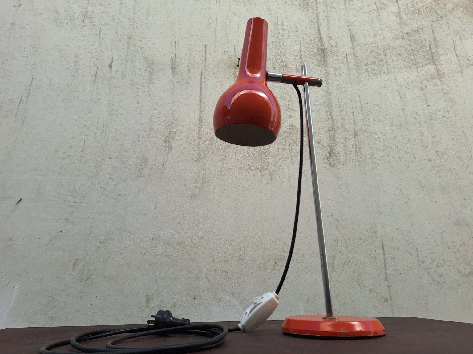 Vintage Oslo table lamp in orange, side profile