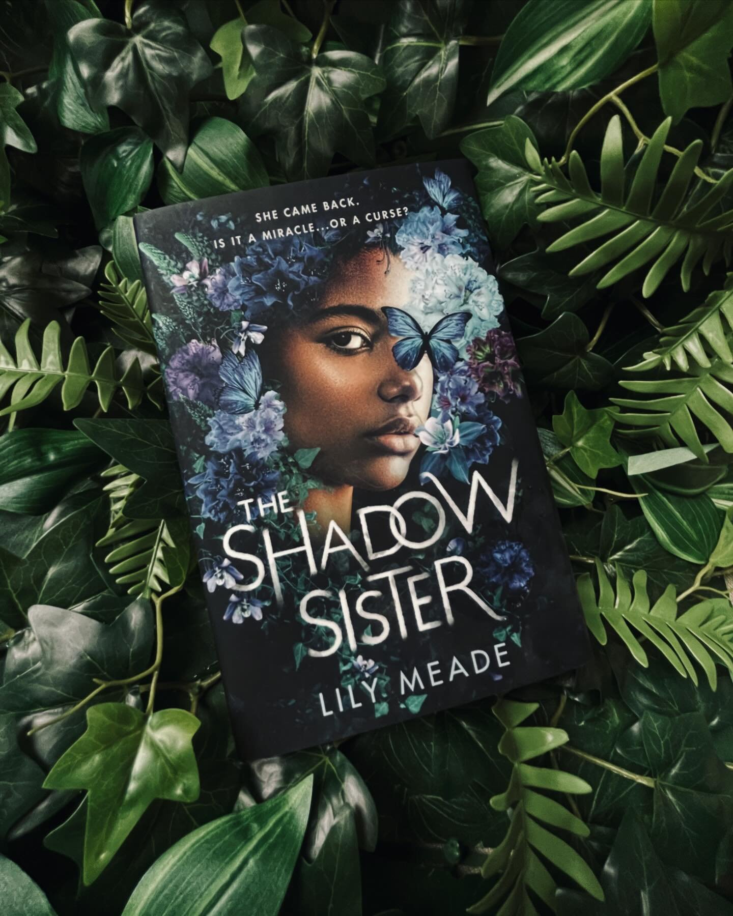 😍Look at herrrrr 🦋💐 @lilymeade &lsquo;s The Shadow Sister is SO beautiful!! I was super excited when I realized I had the perfect backdrop for this shot, too, lol 🌿

~~~

I haven&rsquo;t had a chance to read it yet but I&rsquo;m super excited!! I