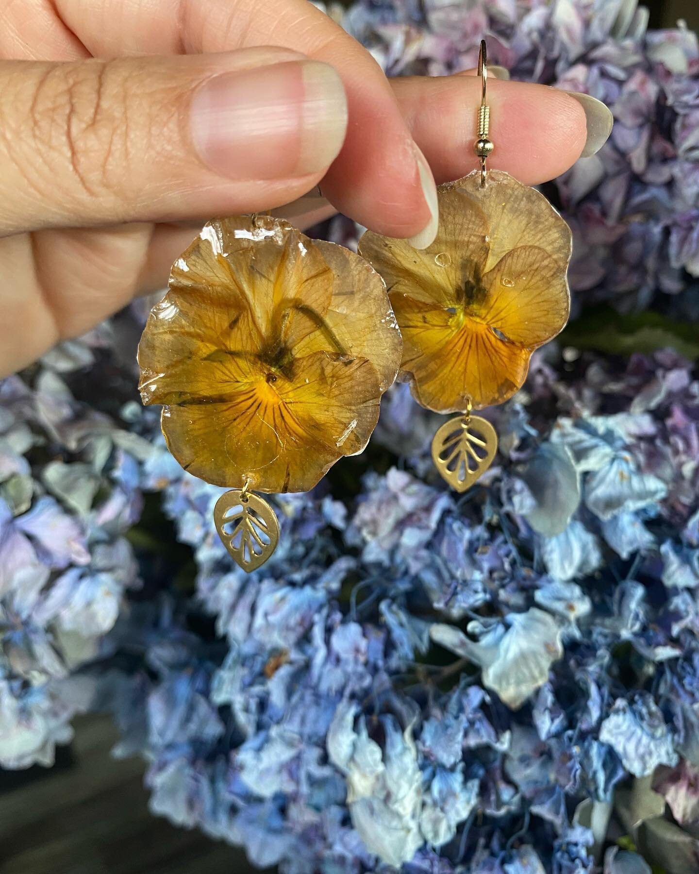 Flower pressed earrings now available at La Sire&ntilde;a boutique in Bolinas!

Handmade with locally foraged flowers, or sourced from local farmers. 

Thanks for your support! @lasirenabotique #flowerresin #pressedflowers #flowerart #flowerjewellery