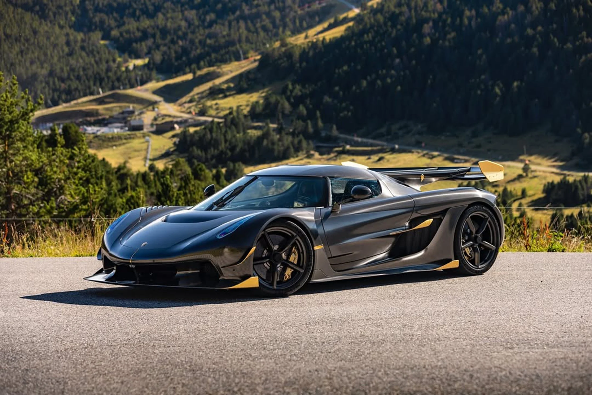 Jesko Nur Revenge FrontSide wheelturn Mountains.jpg