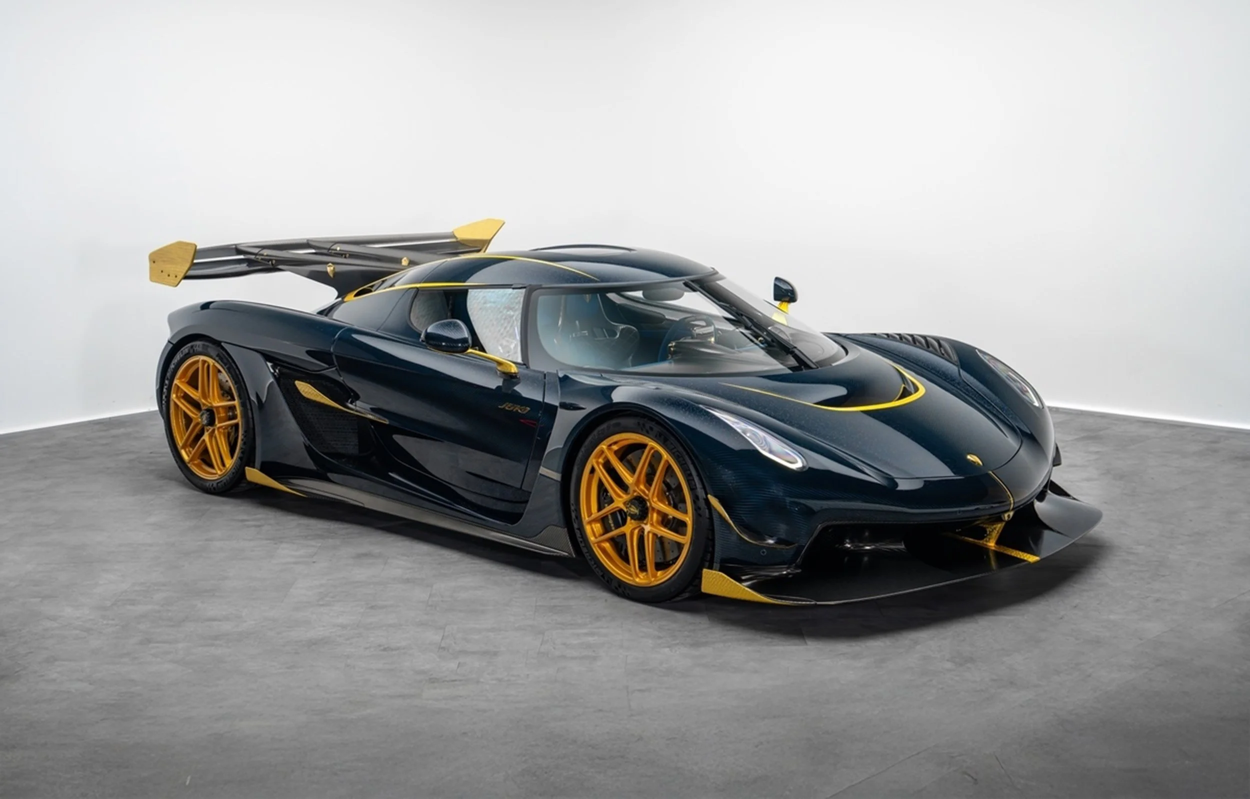 2025-Koenigsegg-Jesko-Attack-Blue-Carbon-Fibre-Gold-7320-2.jpg
