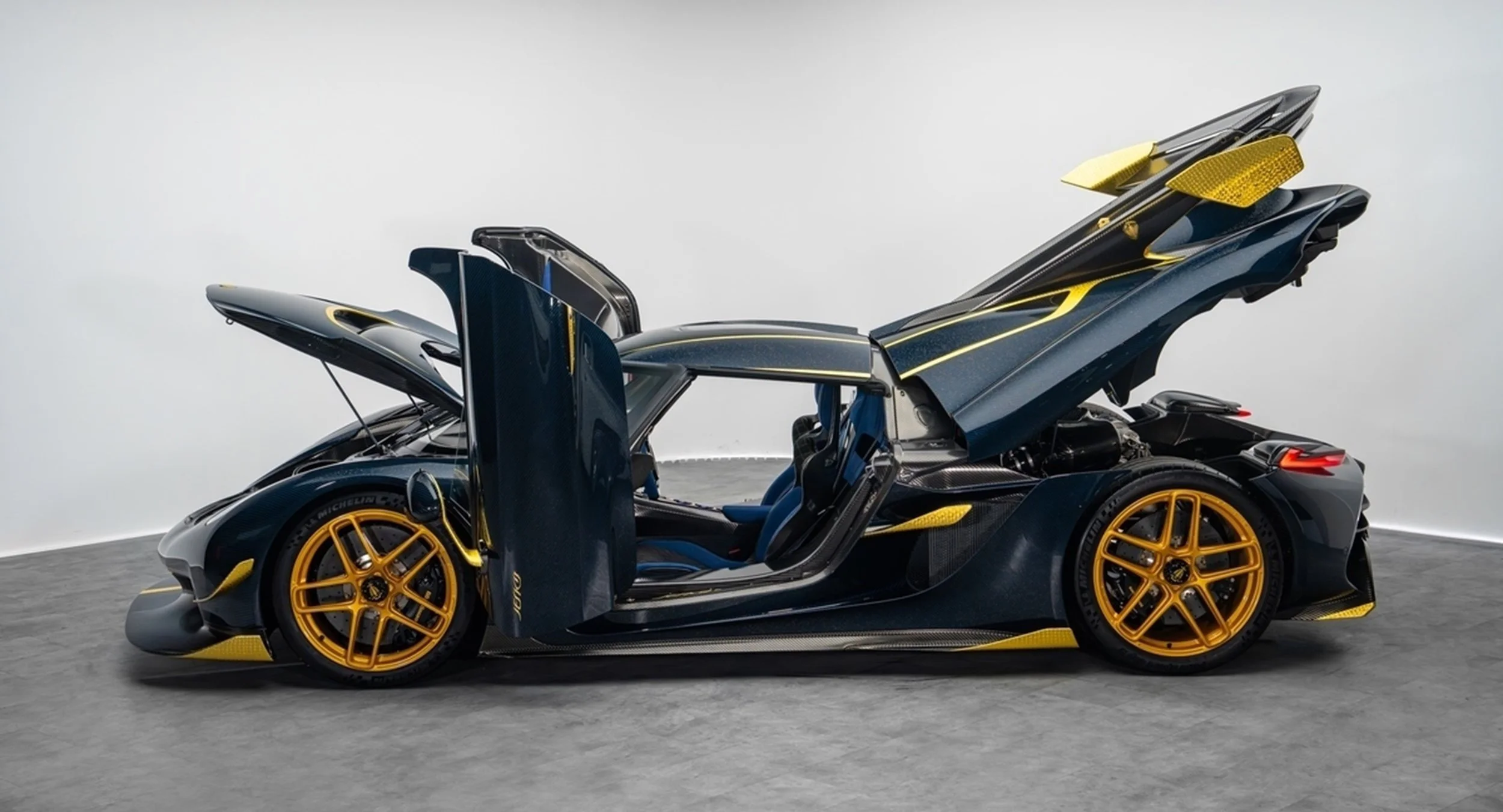 2025-Koenigsegg-Jesko-Attack-Blue-Carbon-Fibre-Gold-7320-8.jpg