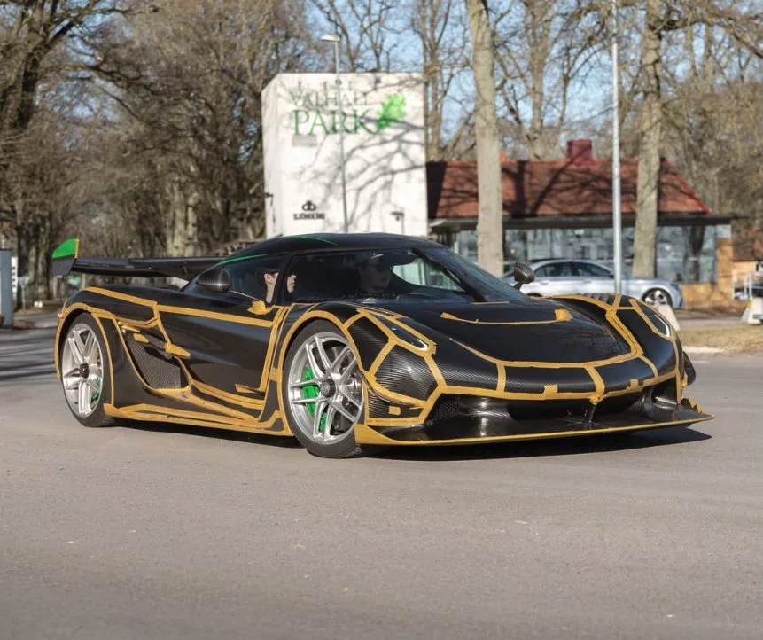 Clear Carbon and Green Jesko.jpg