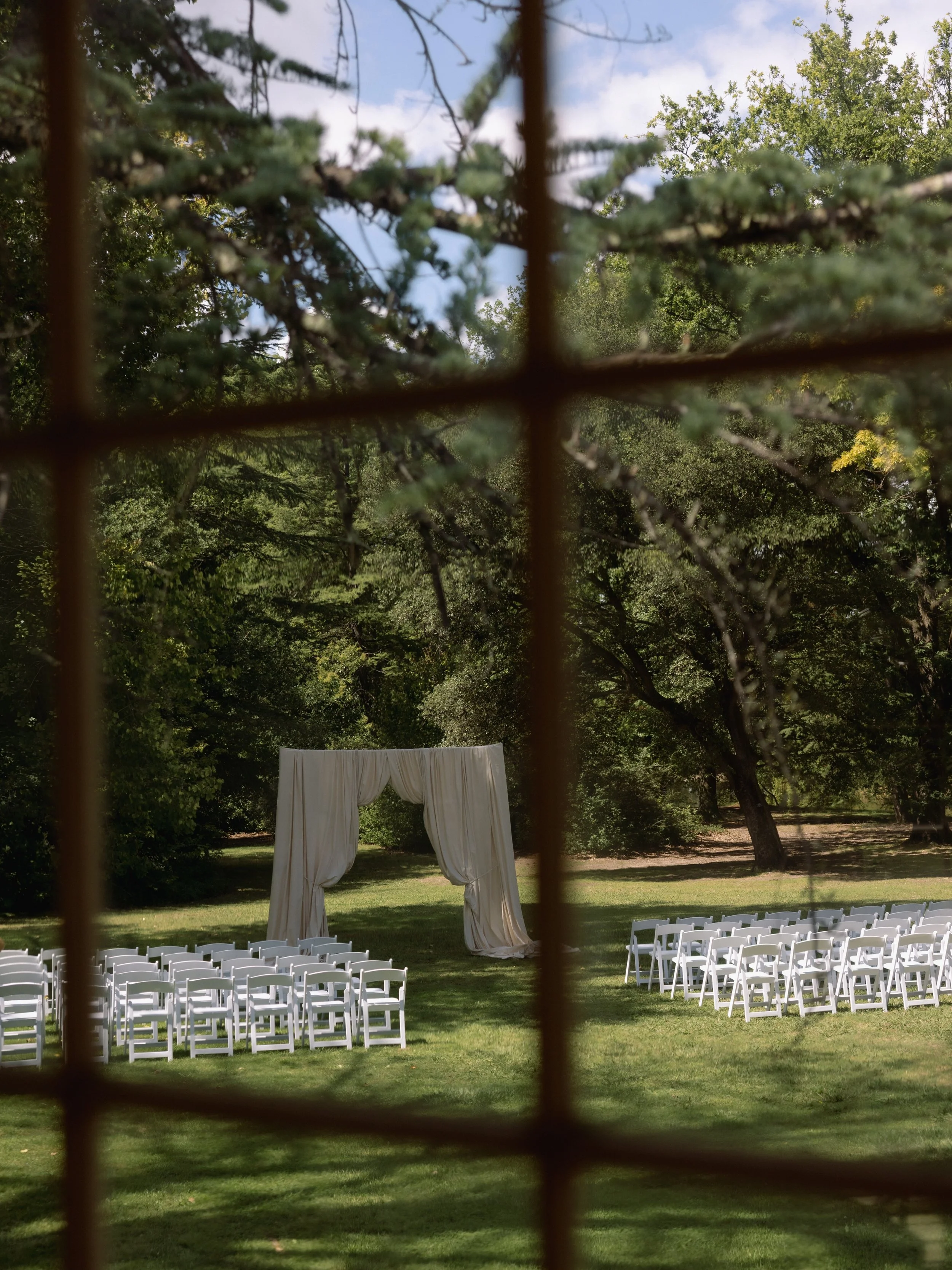 The Maloneys | The Ceremony

Set on the homestead lawn at @mayfield.vineyard, J&amp;J&rsquo;s autumn ceremony centred around one beautiful focal point.

Rather than florals, Jordie chose texture and flowing drapery to anchor the space and the result 