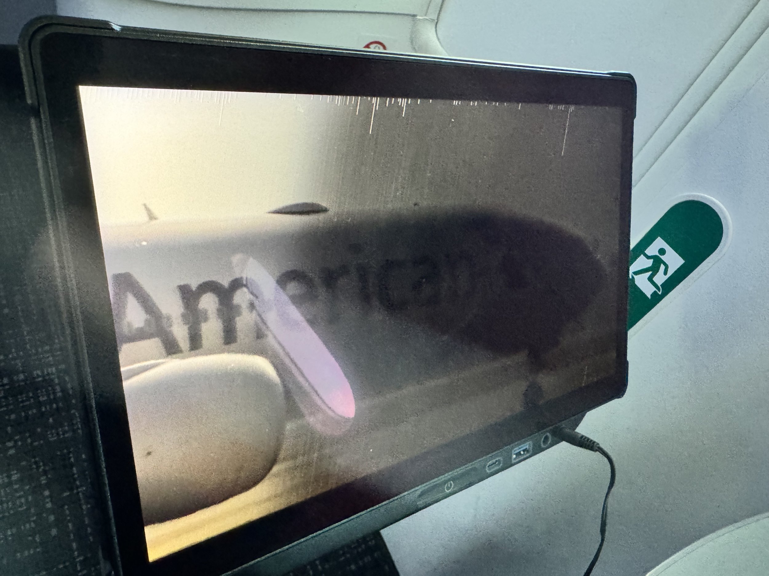 American Airlines: 787-9 P - Economy class Insights and IFEC Reliability Concerns 