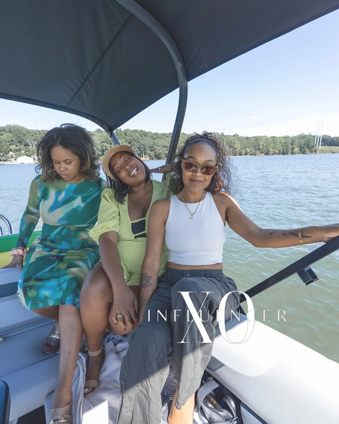 Brunch + Boat w the XO Babes 🥂✨
We met up at @driftlkw for #brunch and enjoyed a sunny Saturday out on #lakewylie before Summer ended 🌤️ 

📸 | @amathisphotos 

The girls are meeting up tomorrow! 📸 If you&rsquo;re on our mailing list, click the li