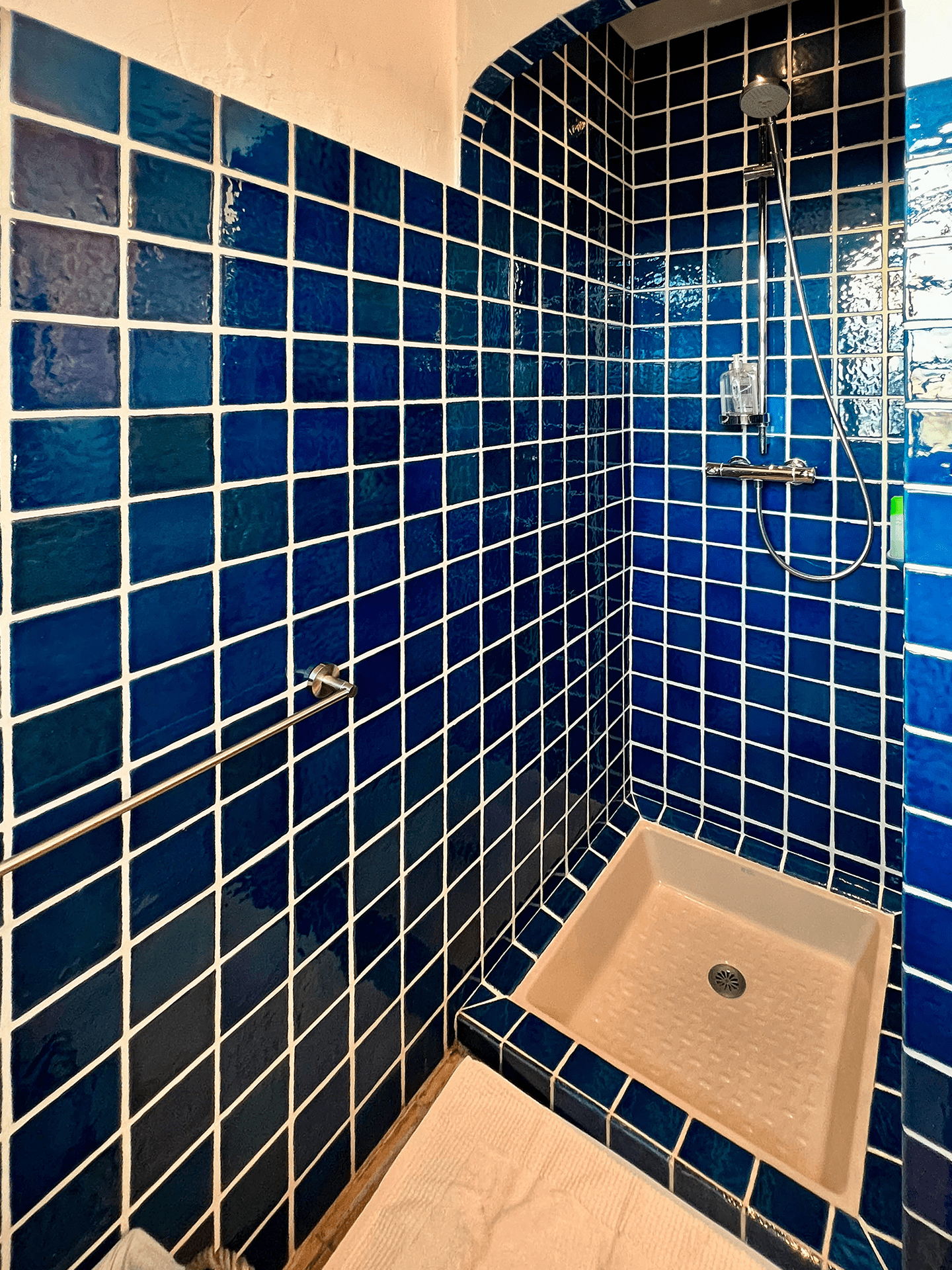 Douche in blauwe tegels