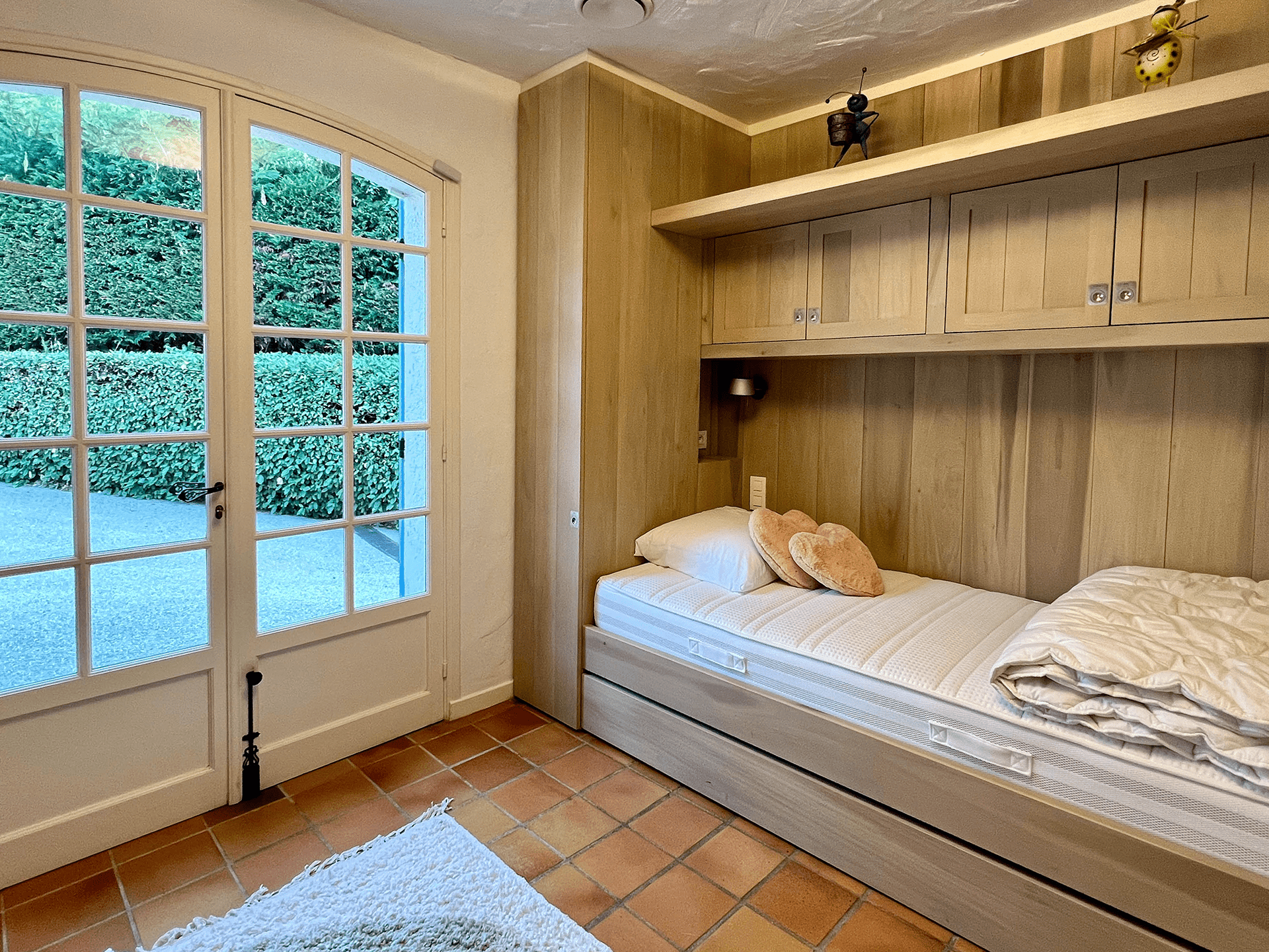 Eenpersoonsbed met extra uitschuifbaar bed