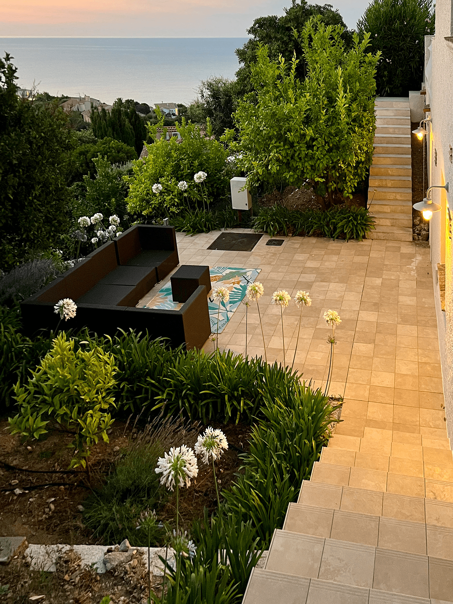 Terras zijkant met loungeset