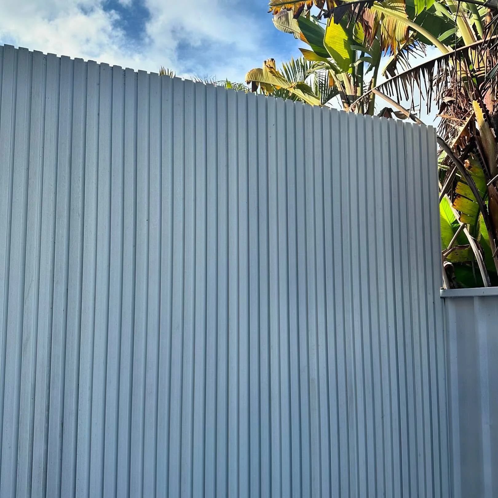 Castellation Composite Cladding - Our Preferred Solution for All Privacy Concerns and Aesthetic Purposes. 

Available in Multiple Colours to Perfectly Match Your Space. 

#sydneylandscaping #sydneyconstruction #sydneylandscapeconstruction #landscapin