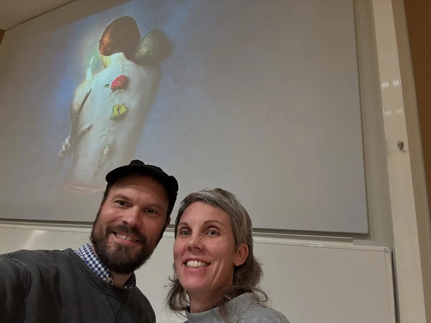 Idag visade vi ”Barrikad” på universitetet för socionomstudenter som går en kurs om våld. Den eminenta Linda Arnell höll i kurstillfället.
Teater på film är verkligen en egen sak. Men det b&aum