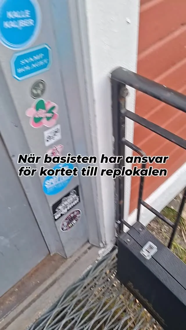 Idag har punkbandet repat! Tack Henke på Studiefrämjandet för att vi fick låna replokal! Synd bara att Emil tog nyckelkortet😢