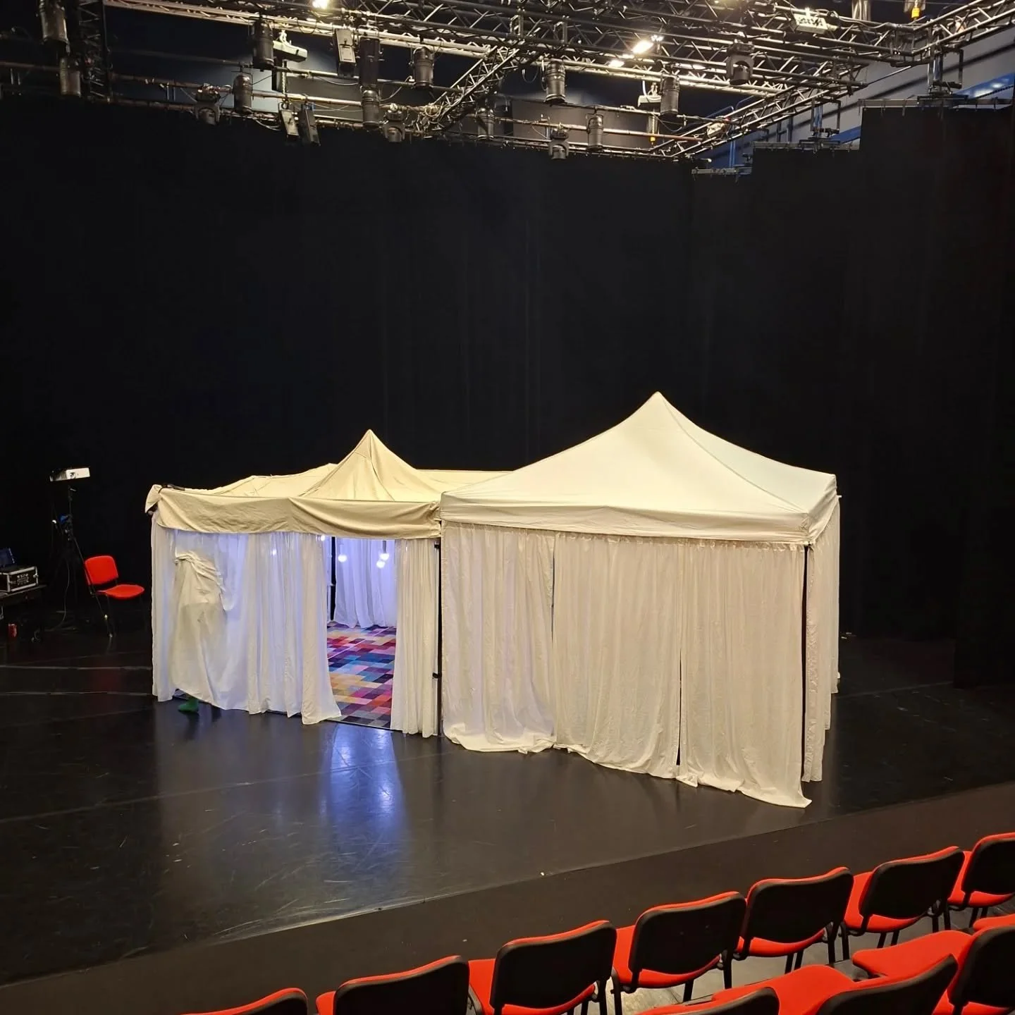 I veckan har Karin och Magnus tagit Lyssnaren ut p&aring; v&auml;garna och f&aring;tt sl&aring; l&auml;ger b&aring;de i Sundsvall och Uppsala! S&aring; roligt att m&ouml;ta publik med den h&auml;r fina f&ouml;rest&auml;llningen igen! Och tack till al