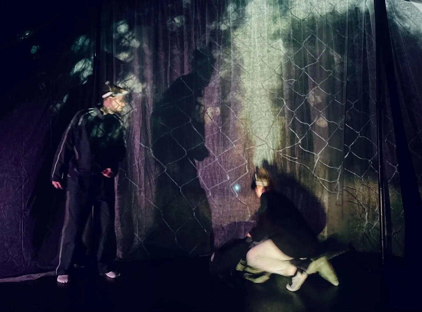 Idag jobbar vi vidare med ljusbilderna till "Det ringer ut och vi f&ouml;rvandlas". Som alltid med b&auml;sta Jonas Olsson bakom ljusbord och projektorer