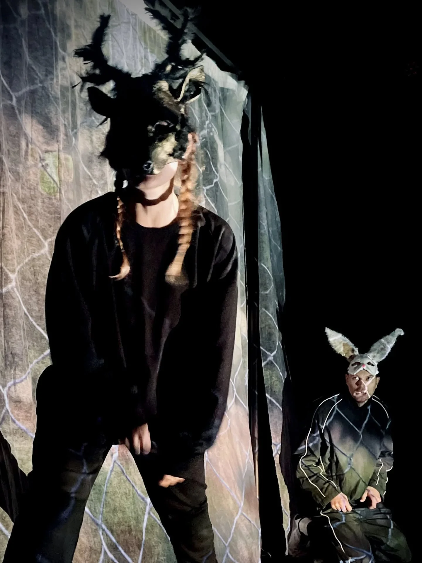 DET RINGER UT OCH VI F&Ouml;RVANDLAS
Repetitionerna galopperar vidare mot provf&ouml;rest&auml;llningar och s&aring; sm&aring;ningom premi&auml;r. Det blir vackert. Det blir kanske lite l&auml;skigt. Det blir en historia om en v&auml;nskap som v&arin