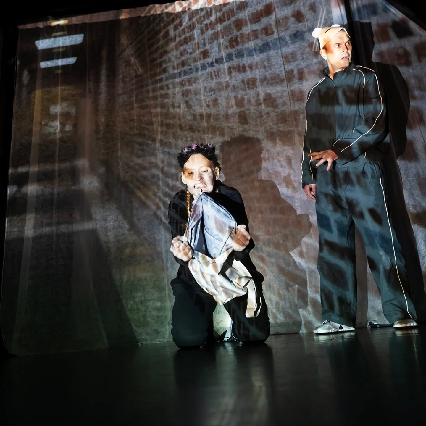 DET RINGER UT OCH VI F&Ouml;RVANDLAS har premi&auml;r imorgon! Vi &auml;r oerh&ouml;rt stolta &ouml;ver denna vackra f&ouml;rest&auml;llning. Stort tack till alla i teamet som gjort detta m&ouml;jligt! 

"D&aring; &ouml;ppnade m&auml;nniskan sin