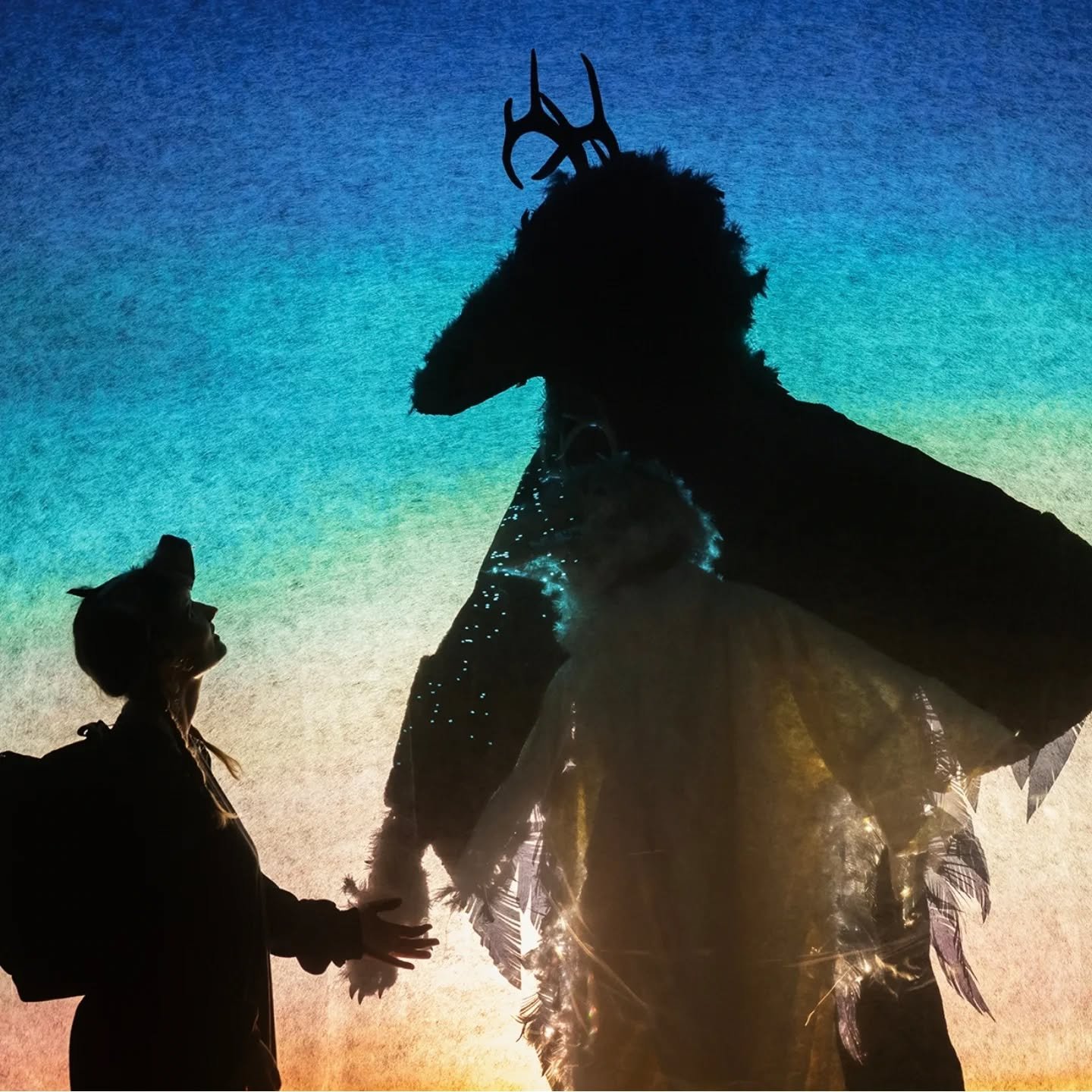 Ikv&auml;ll har vi PREMI&Auml;R!!! "Det ringer ut och vi f&ouml;rvandlas" &auml;r en ber&auml;ttelse om att f&ouml;r&auml;ndras och om &ouml;nskan att kunna v&auml;lja vem man &auml;r. Om v&auml;nskapens kraft. 

Vi &auml;r s&aring; stolta 