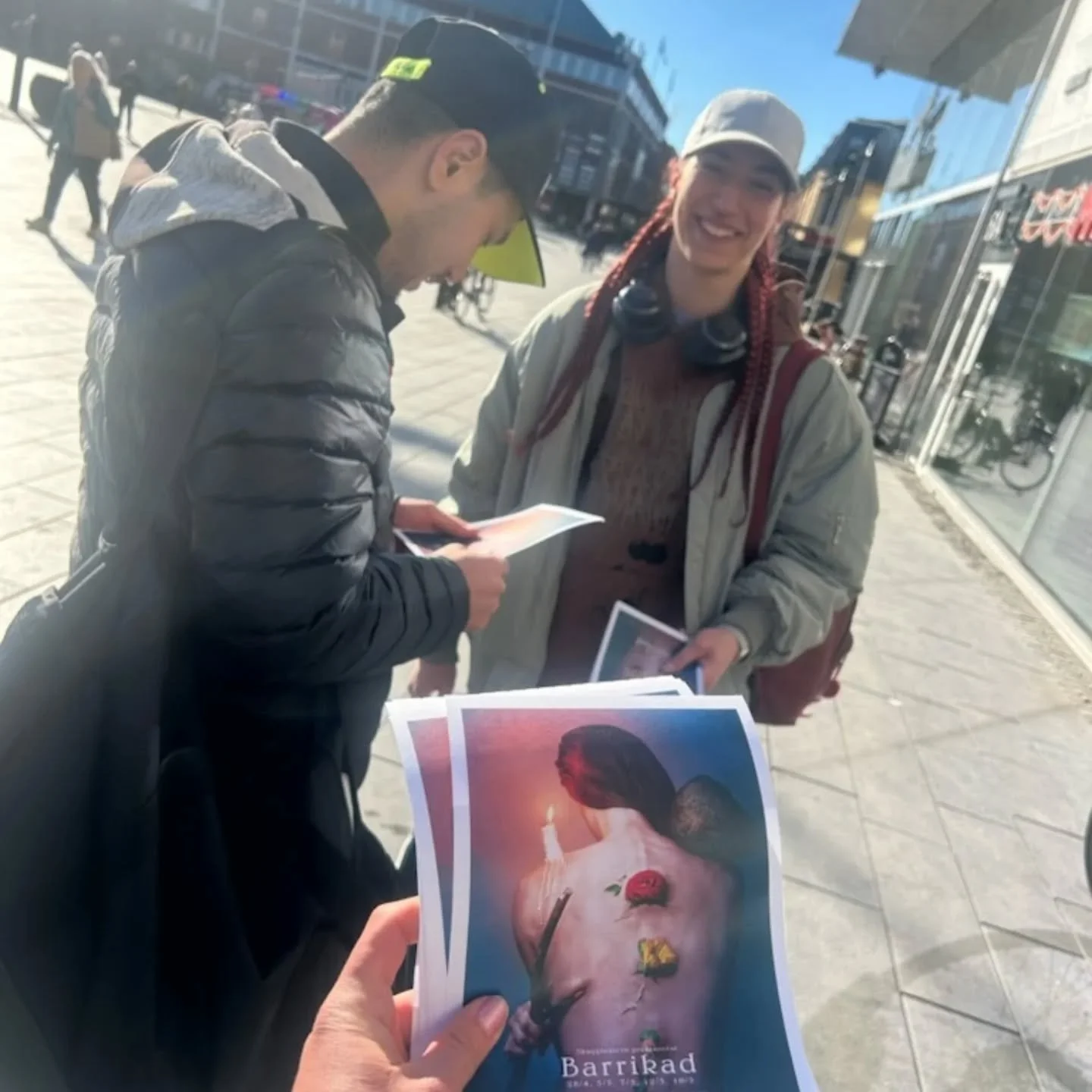 Idag har 'Share to heal' varit ute p&aring; stan och informerat om sin verksamhet och tipsat om BARRIKAD❤️ Kolla g&auml;rna in deras hemsida sharetoheal.se! Och kom p&aring; v&aring;r f&ouml;rest&auml;llning! Det finns biljetter kvar p&aring; biljett