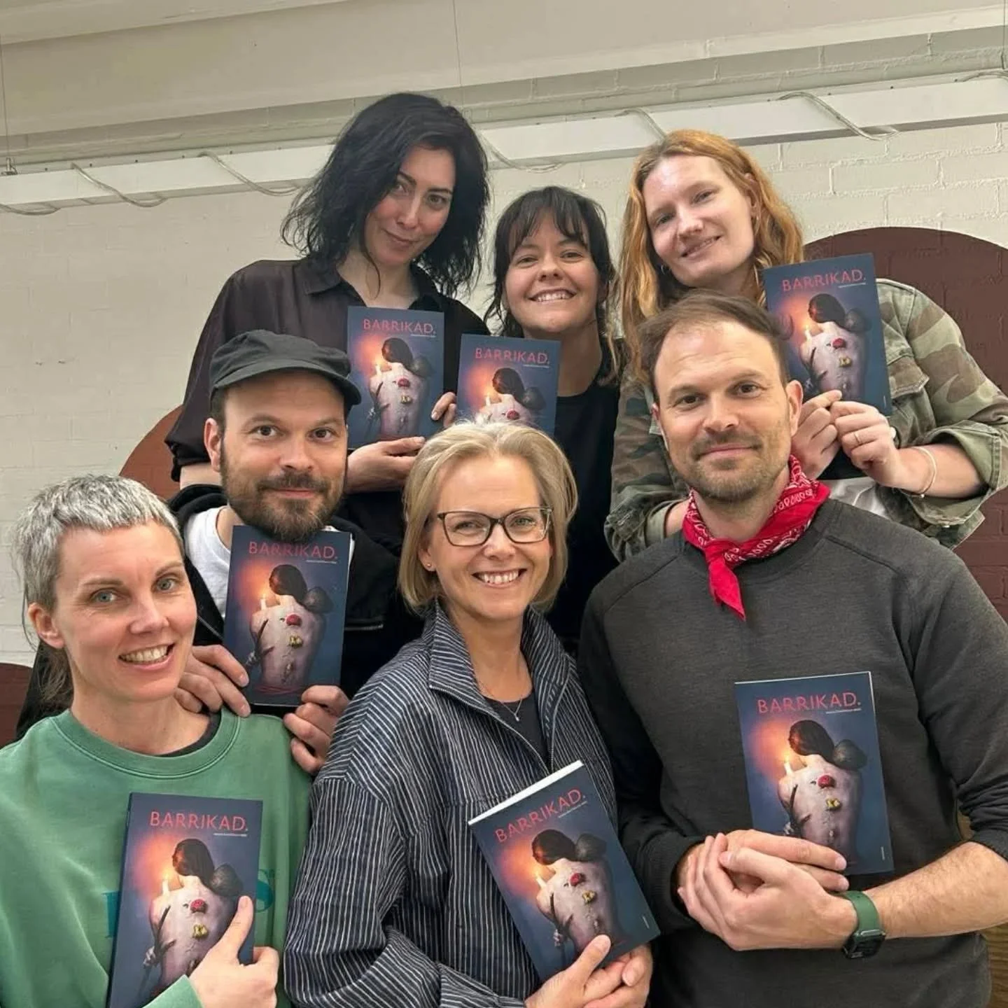 Nu &auml;r vi snart ig&aring;ng! Manuset har blivit bok med fina f&ouml;rord av bl Emil, pj&auml;sens initiativtagare Susanne Axelsson (mitten nere) och Thomas Elbert -grundaren av NET som &auml;r terapiformen f&ouml;rest&auml;llningen bygger p&aring