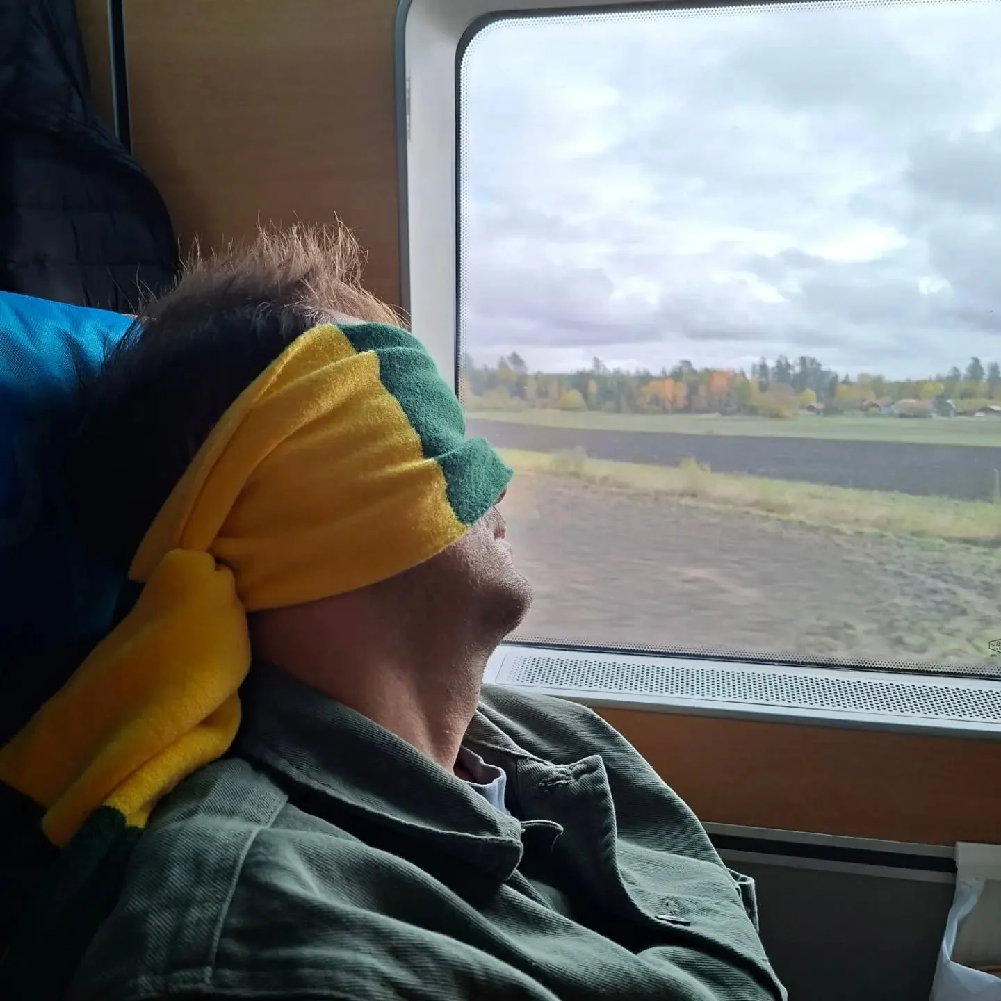 DAGENS MATTEKLURING!
Ett t&aring;g avg&aring;r 11:15 fr&aring;n Norrk&ouml;ping med sk&aring;despelarna Karin och Magnus. En buss med Emil p&aring; avg&aring;r fr&aring;n Vilhelmina kl 16:38. Elenor g&ouml;r 150 utskrifter inf&ouml;r Stj&auml;rnkalas
