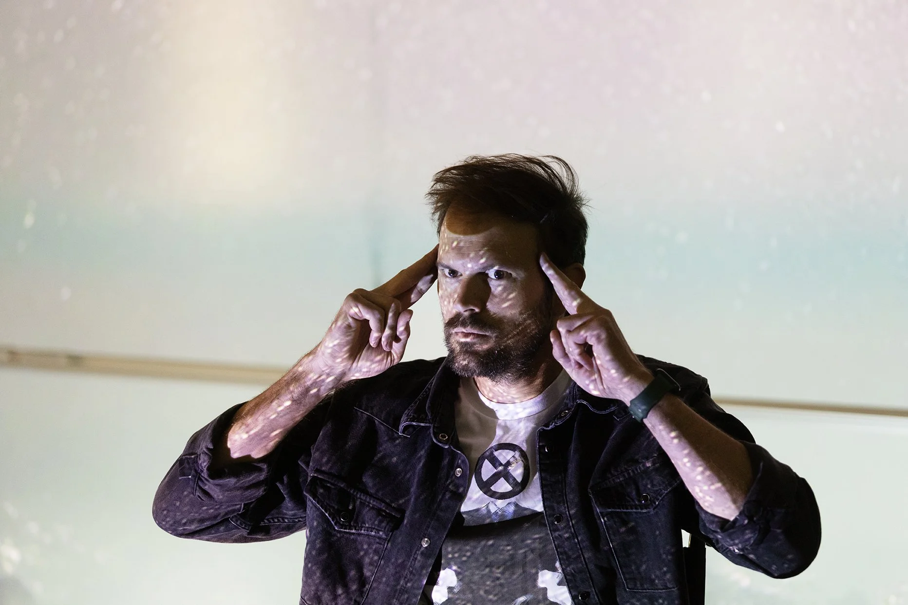 webb_Genomdinaögon_Simonstelepati_Foto:ElinBerge_Avbildad:MagnusNilssonMäki.jpg