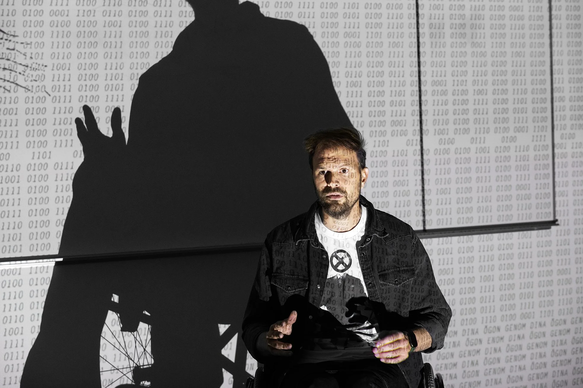 webb_Genomdinaögon_Simonochspelet2_Foto:ElinBerge_Avbildad:MagnusNilssonMäki.jpg