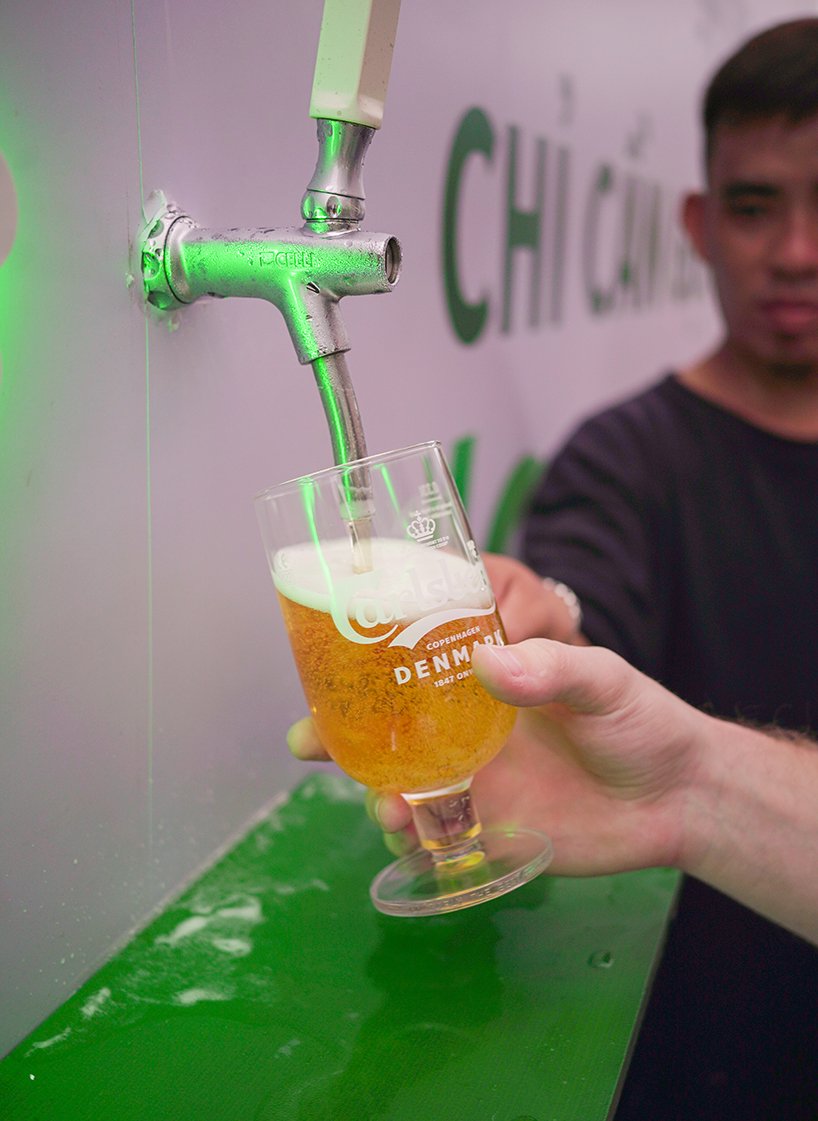 Carlsberg Pouring.jpg