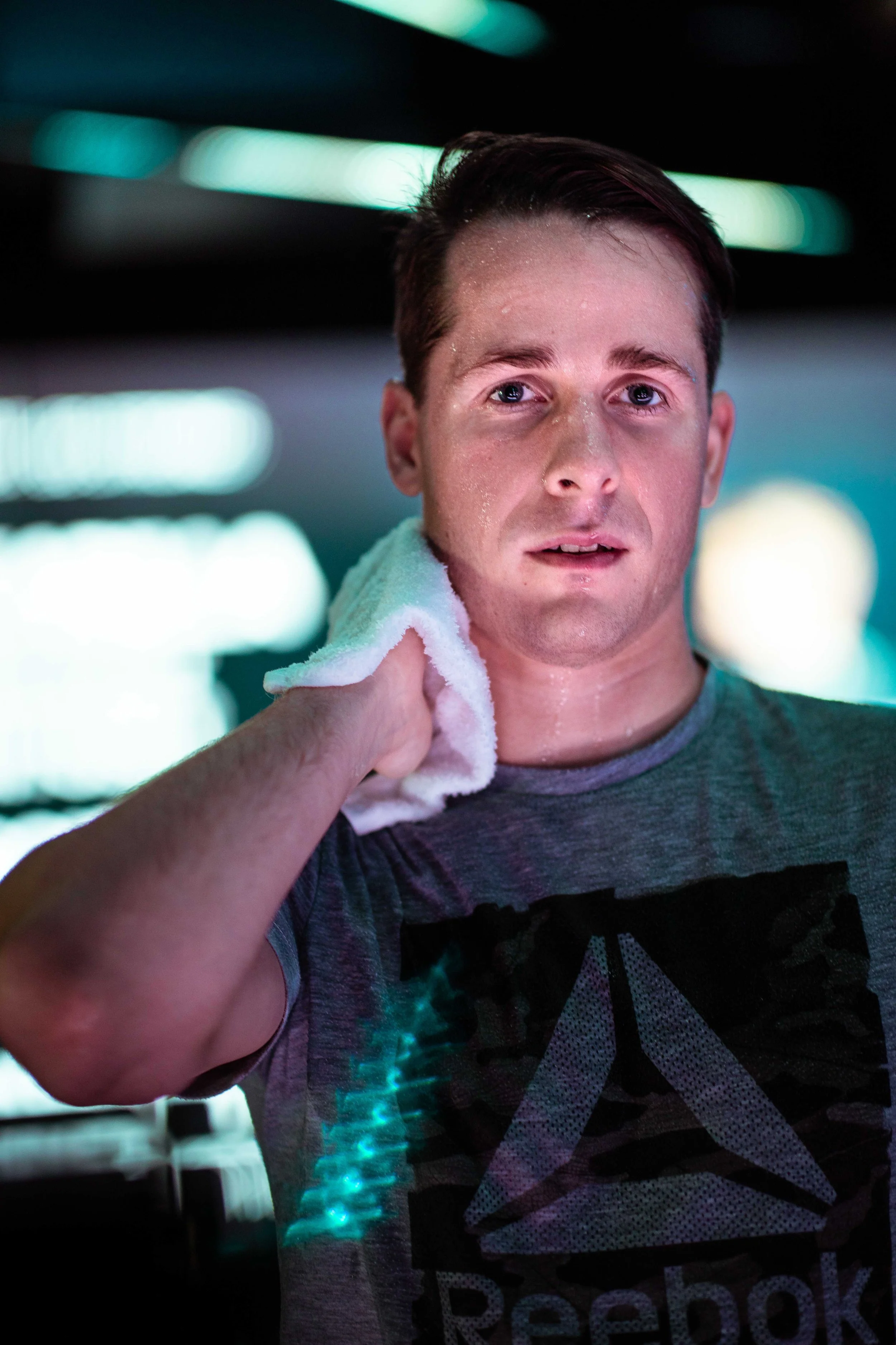 mies pyynkii hikeä pyyhkeeseen