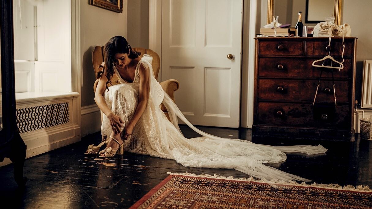 How elegant did Jasmine look on her wedding day? 🤎

Those final moments of bridal preparation &amp; those finishing touches are something that&rsquo;s always beautiful to capture. After months of searching for your wedding dress &amp; accessories, t