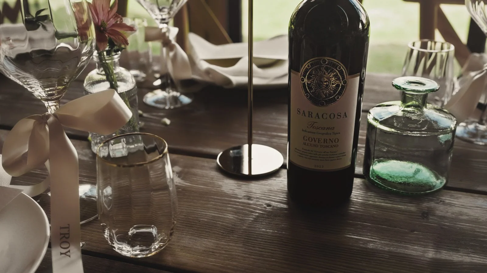 Details and candid scenes from a colourful riverside wedding video at an Oxfordshire estate beside the River Thames.