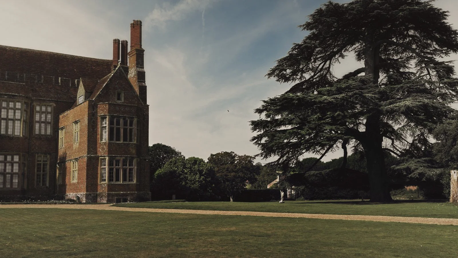 Details and candid scenes from a colourful riverside wedding video at an Oxfordshire estate beside the River Thames.