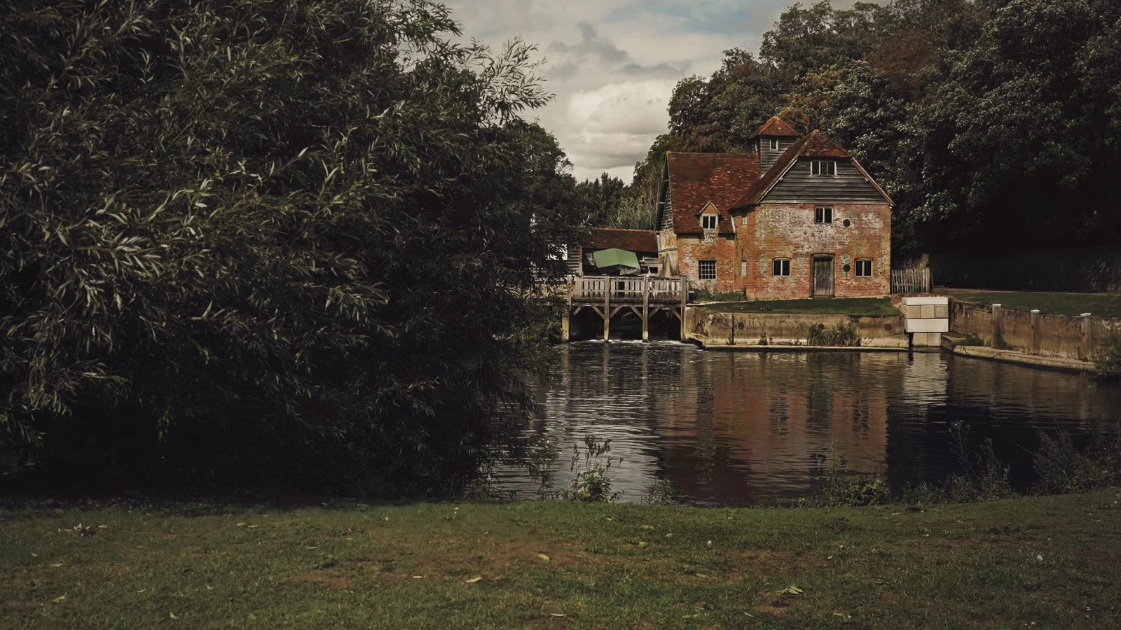 Details and candid scenes from a colourful riverside wedding video at an Oxfordshire estate beside the River Thames.