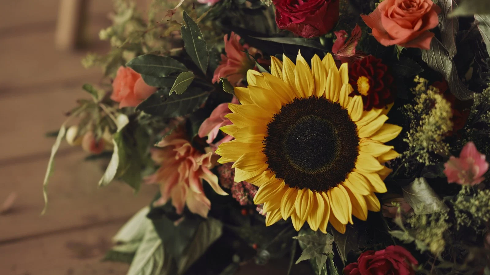 Details and candid scenes from a colourful riverside wedding video at an Oxfordshire estate beside the River Thames.