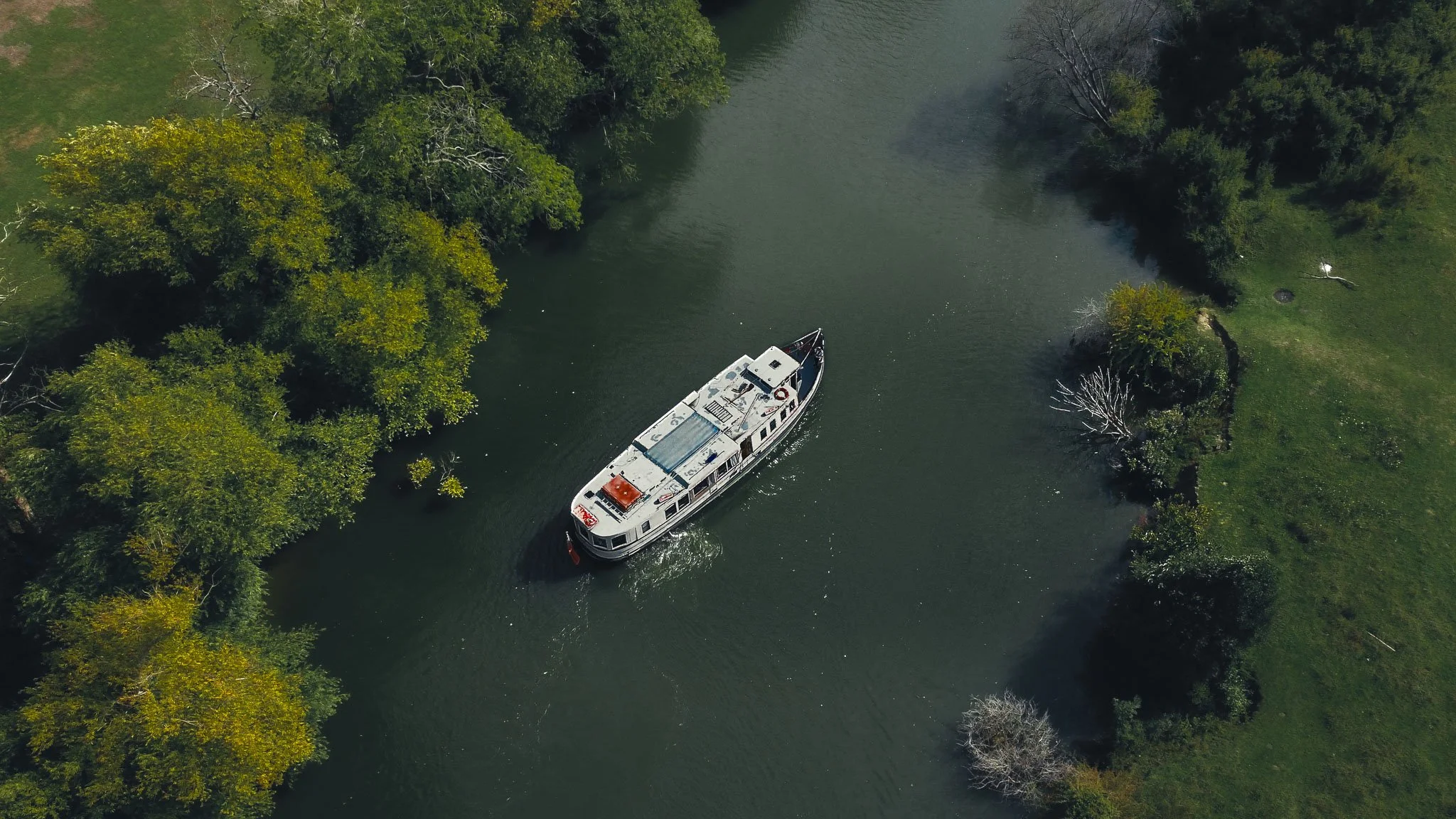 A cinematic wedding videography shot from Mapledurham House, captured by wedding videographer Luke Batchelor Productions