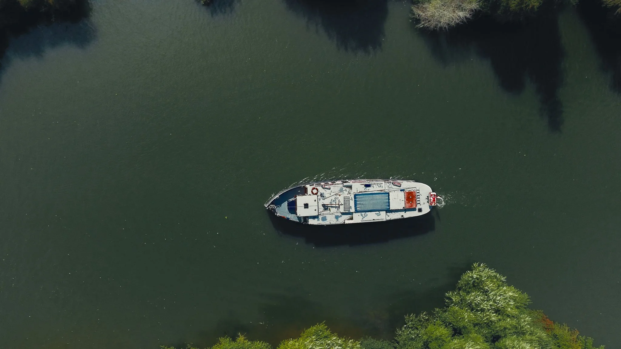 A cinematic wedding videography shot from Mapledurham House, captured by wedding videographer Luke Batchelor Productions
