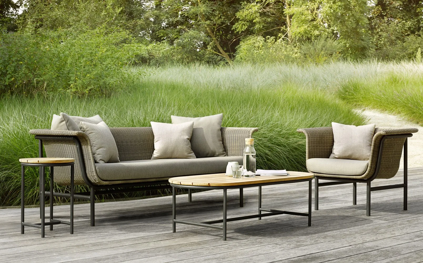 w1608h1000zcZCq85_vincent-sheppard-wicked-lounge-chair-sofa-coffee-table.jpg