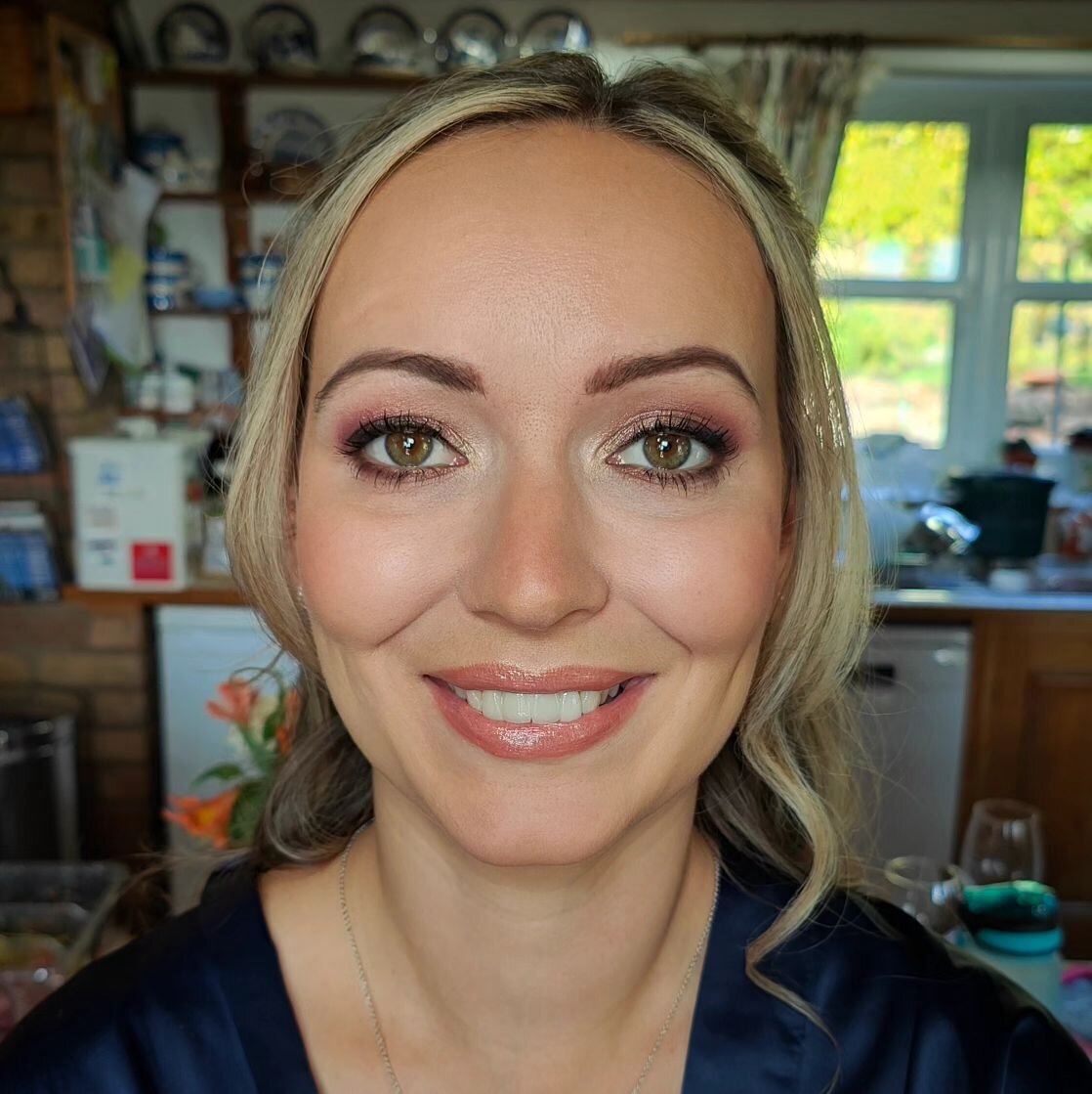 Bridesmaid Beauty 💕

I absolutely LOVE this colour combo for wedding glam. So flattering. 
Jinny's skin looks absolutely flawless here too 😍

#warwickshiremua #warwickshiremakeupartist #leamingtonspamakeupartist #midlandsmakeupartist #midlandsmua #