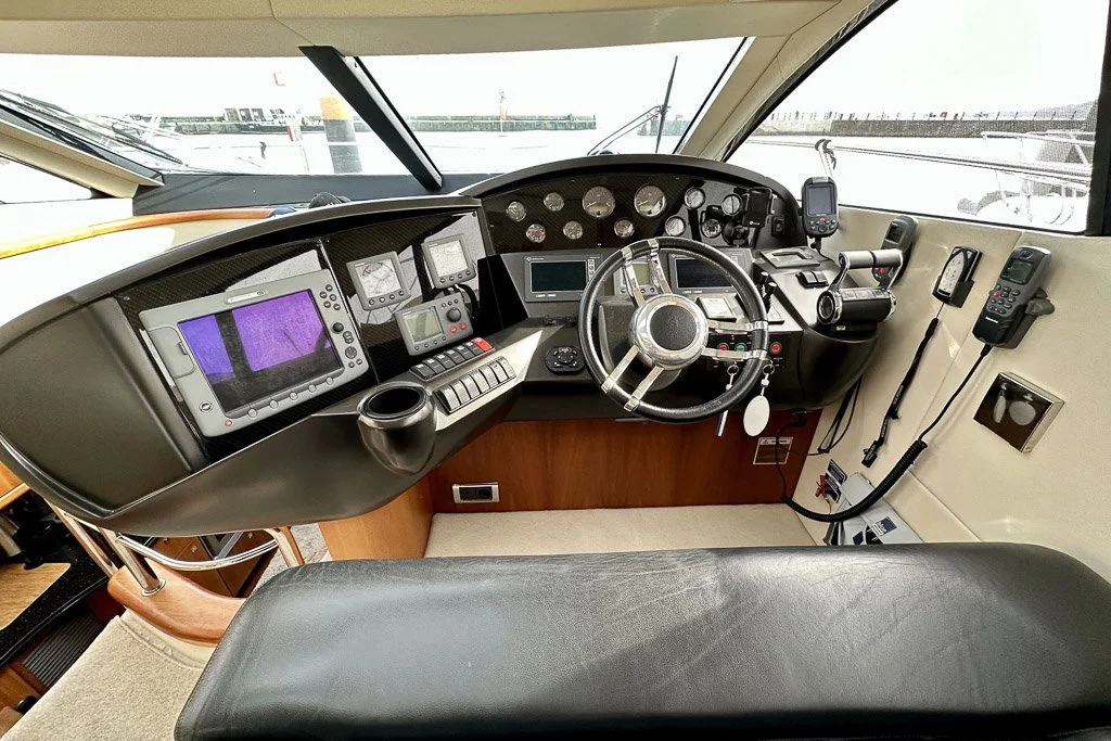 Plancia Comando - Predator 52 - Sunseeker - Skipper Trasferimento barche.jpg