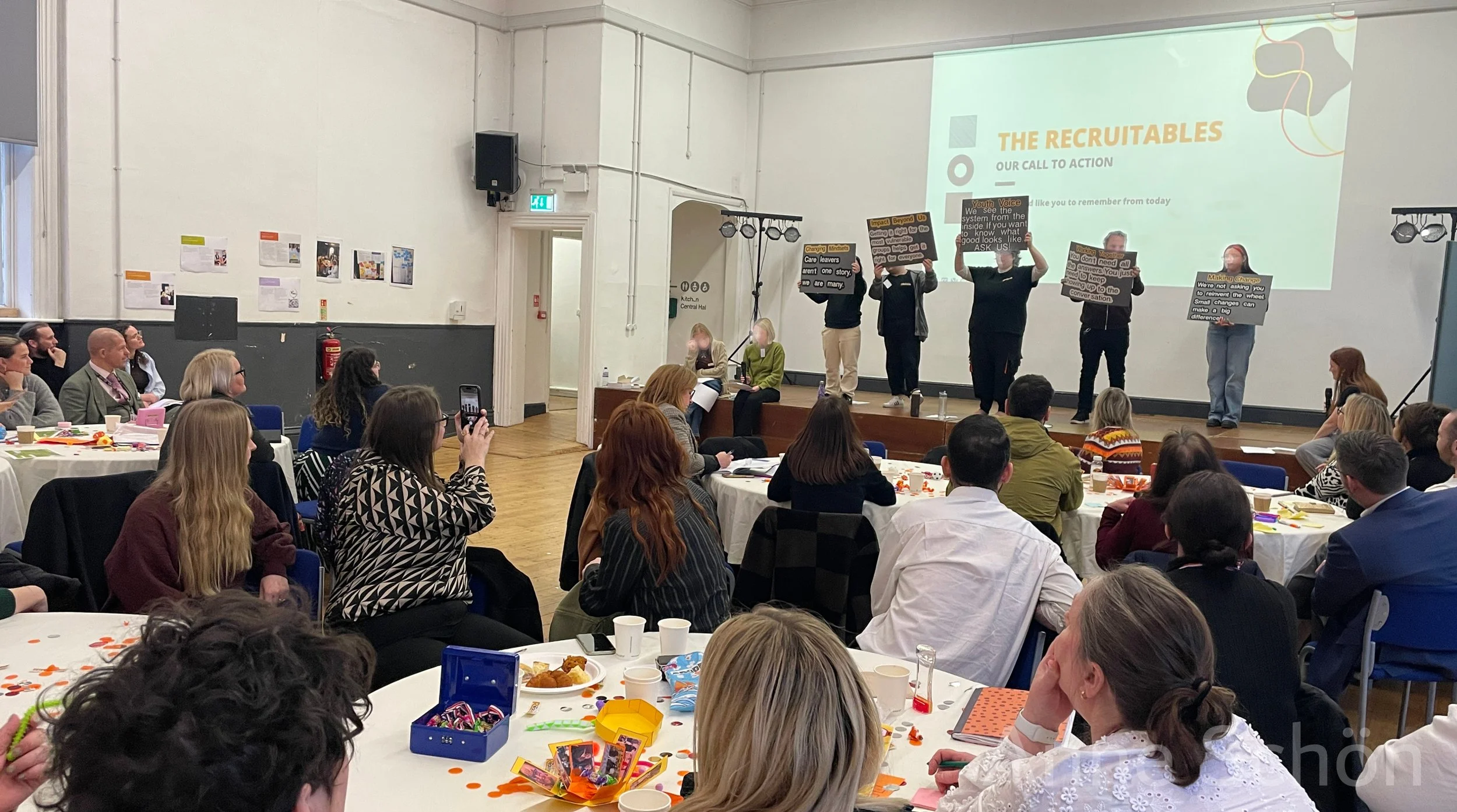 Junge Menschen mit Schutzsystemerfahrung wurden nicht nur befragt, sondern standen während des gesamten Projekts im Zentrum. Sie brachten ihre Ideen ein und waren stolz darauf, einen Beitrag zu leisten.