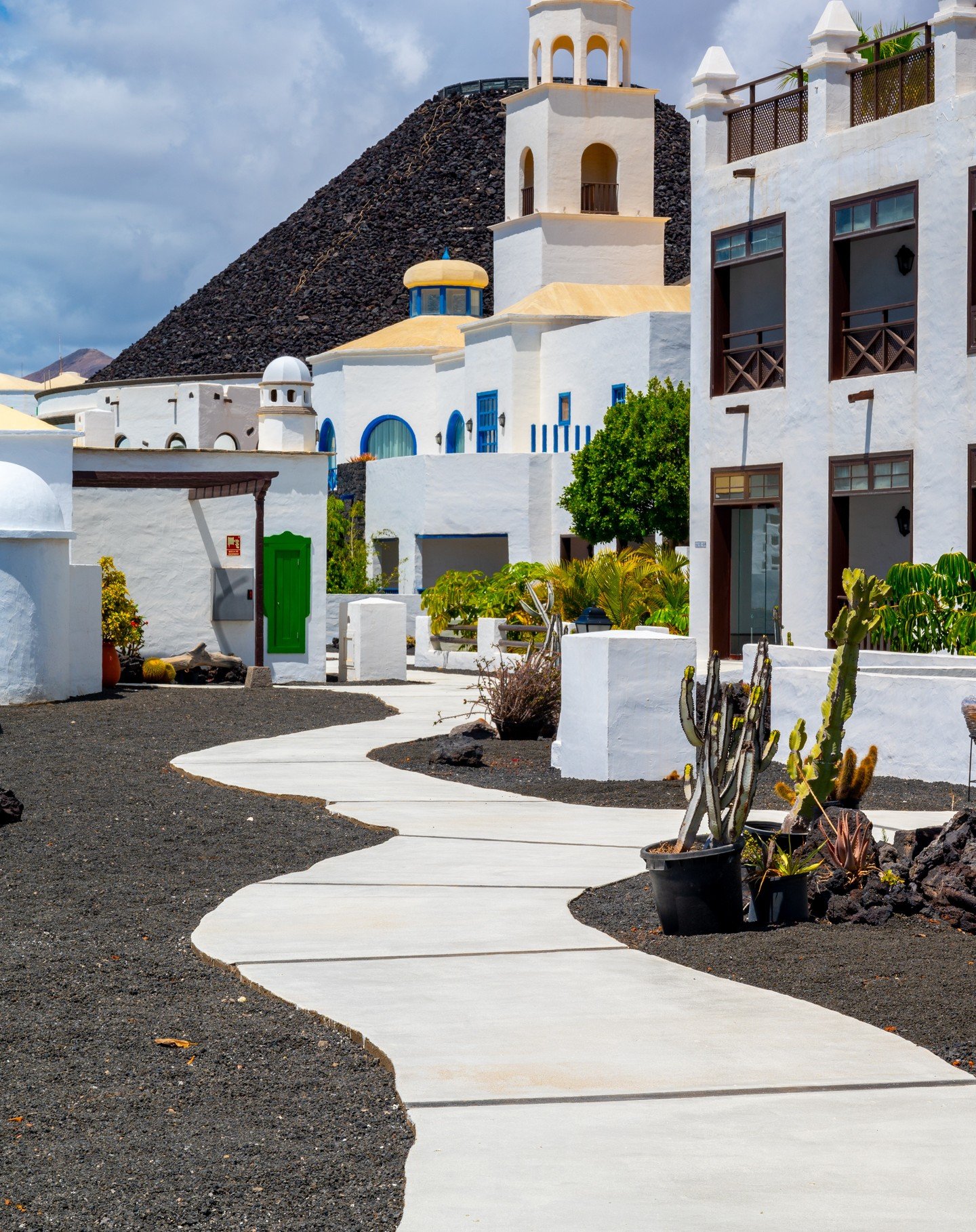What an amazing stay at this hotel. If ever there was a hotel that felt like it's own town then this is it. Thank you so much @livvohotelvolcanlanzarote for having us and giving me the opportunity to capture these gorgeous pictures of your hotel. #ho