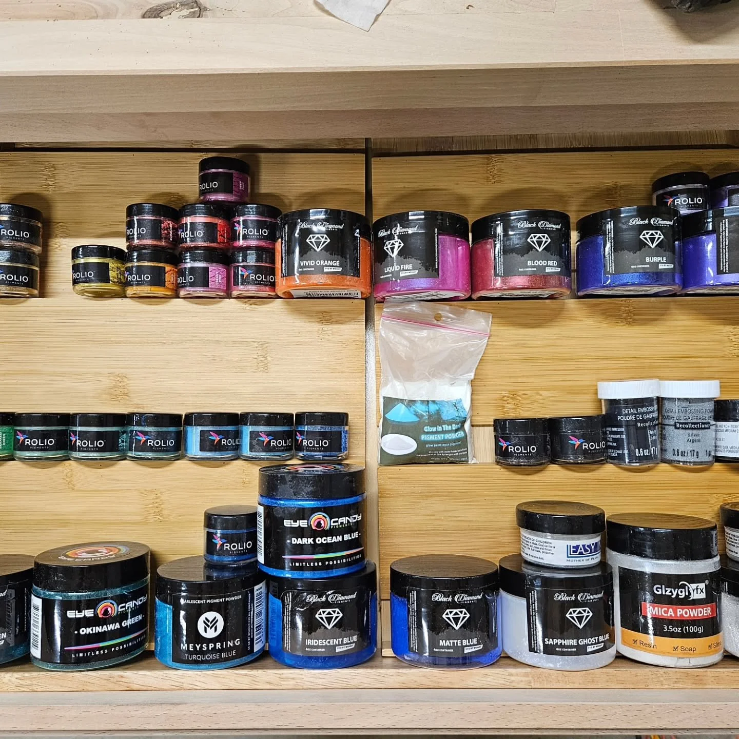 #MicaPowder organization. Metallic flakes are my favorite thing to do in epoxy. 

Can you tell what colors are my favorite?

#epoxyart #epoxy #woodshop #workshop #woodworking