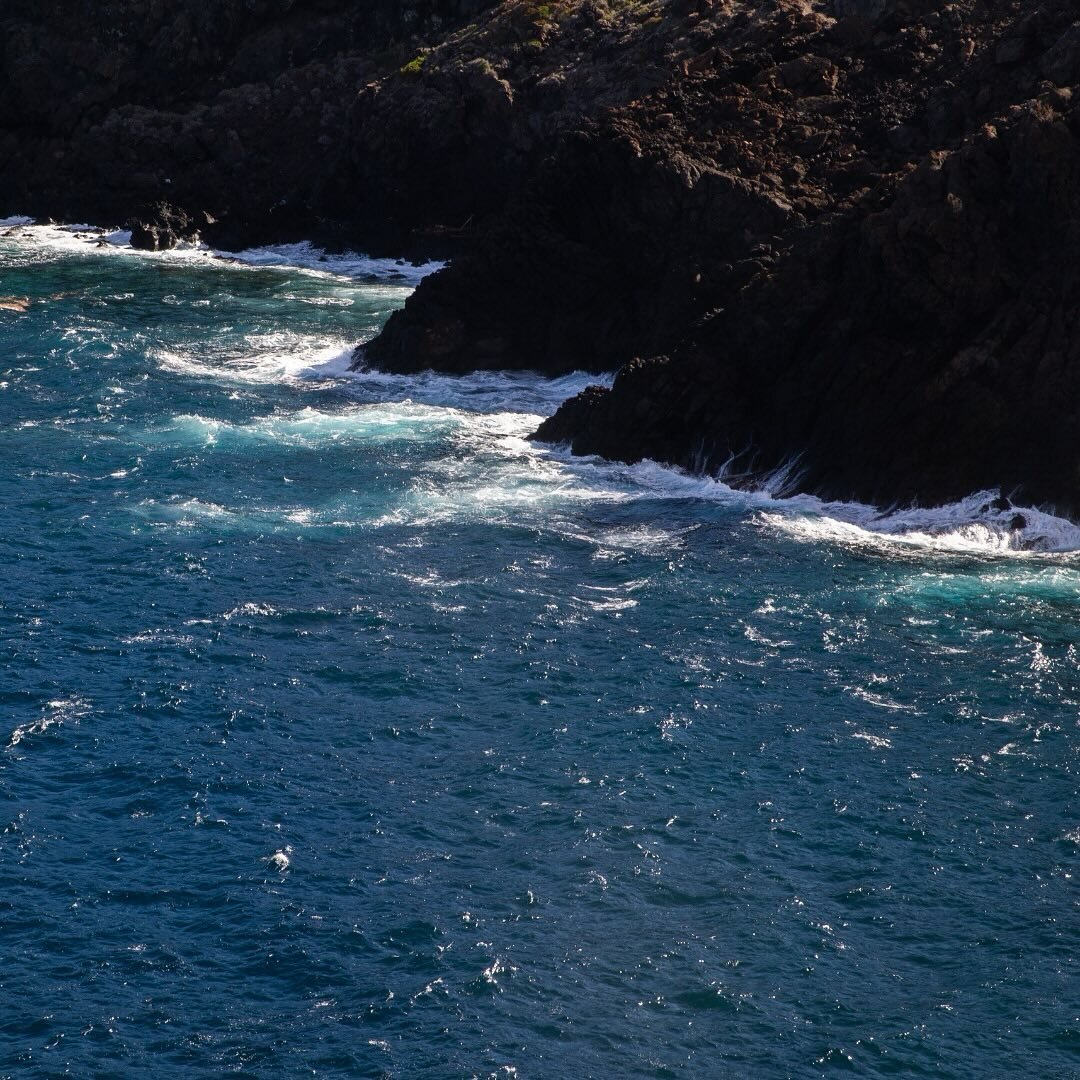 After the storm comes peace. Riding the waves into a serene new year. 🌊🤍

📸 @letiziacigliutti

#PantelleriaVibes #NewBeginnings #Kardib&agrave; #Kardib&agrave;Estate #LuxuryEstate #PantelleriaLuxuryVillas #Pantelleria2024 #ItalianSummer #Summer202
