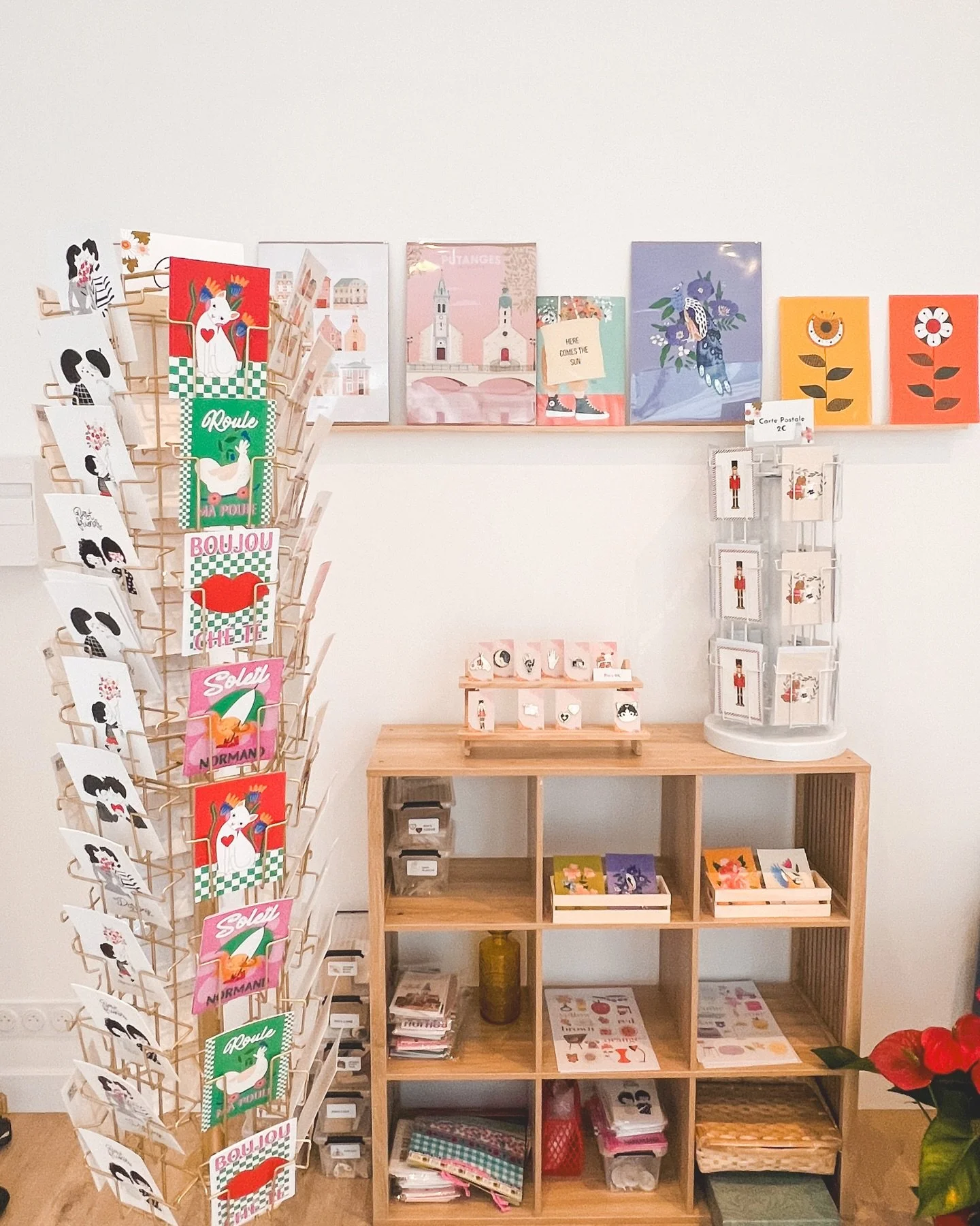 ✨ Bilan du premier mois d&rsquo;ouverture ✨
Je suis tr&egrave;s heureuse de ce premier mois dans mon nouveau petit nid &agrave; Falaise ! De belles rencontres, des &eacute;changes inspirants et beaucoup d&rsquo;enthousiasme autour des cartes postales