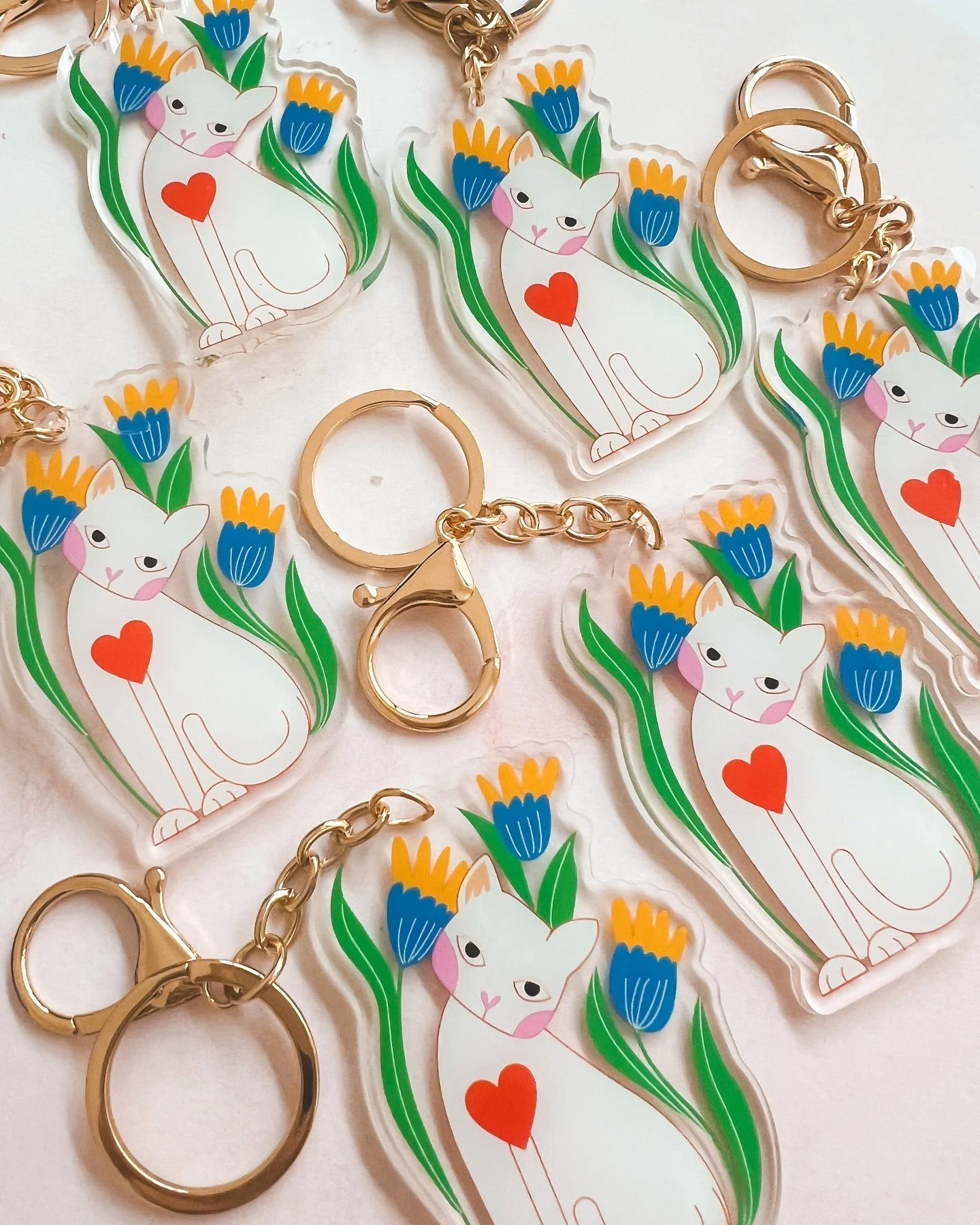 Encore une nouveaut&eacute; aujourd&rsquo;hui ! ✨ Mes premiers porte-cl&eacute;s en acrylique sont arriv&eacute;s !

❤️ La version &laquo; Roule ma poule &raquo; &ndash; parfaite &agrave; offrir &agrave; tous ceux qui viennent d&rsquo;avoir leur perm