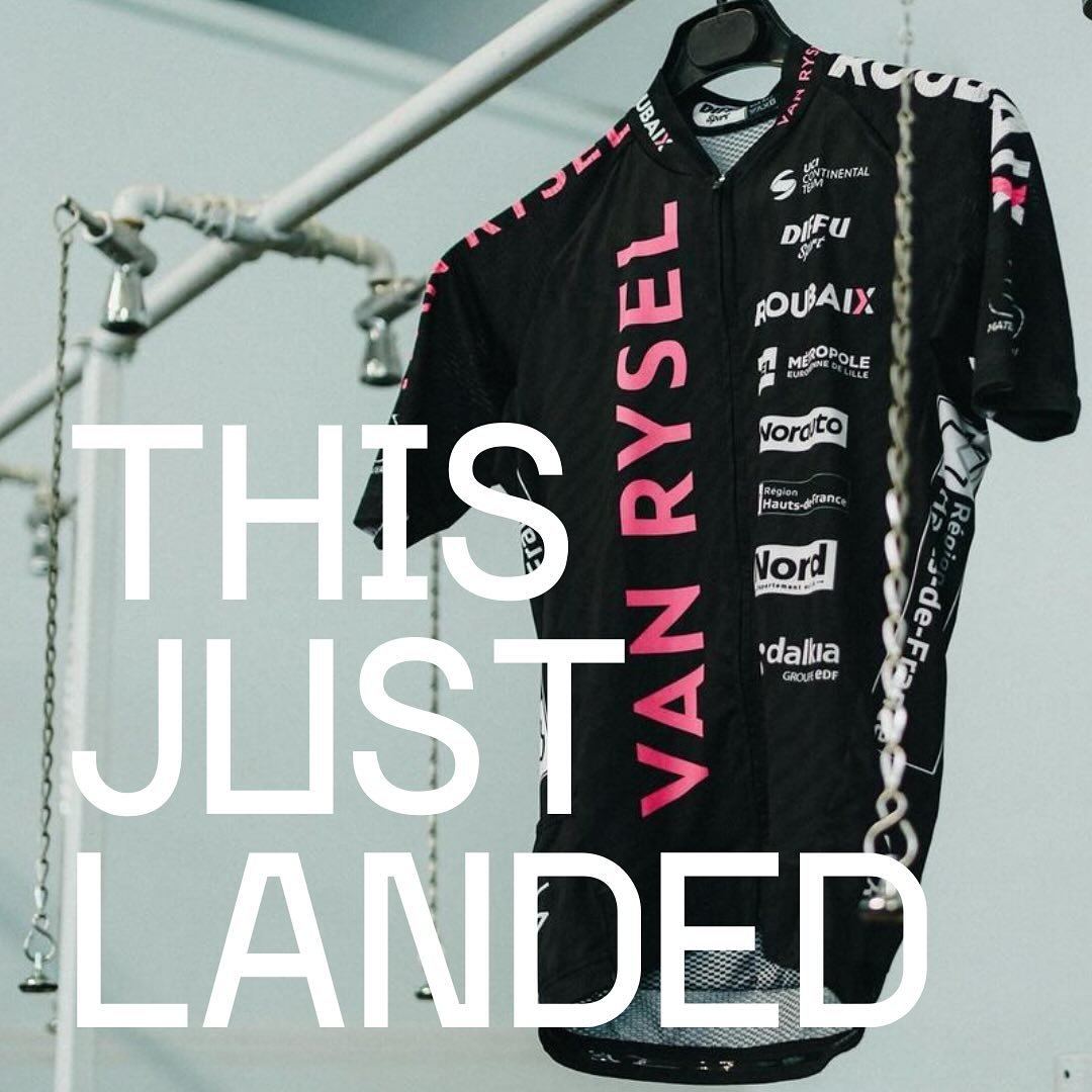 We came for the kit, but stayed for the story 👀 
@van_rysel &lsquo;s ongoing partnership with @vanryselroubaix until 2029 exemplifies their commitment to their roots. The special edition jersey is just the icing on the cake!