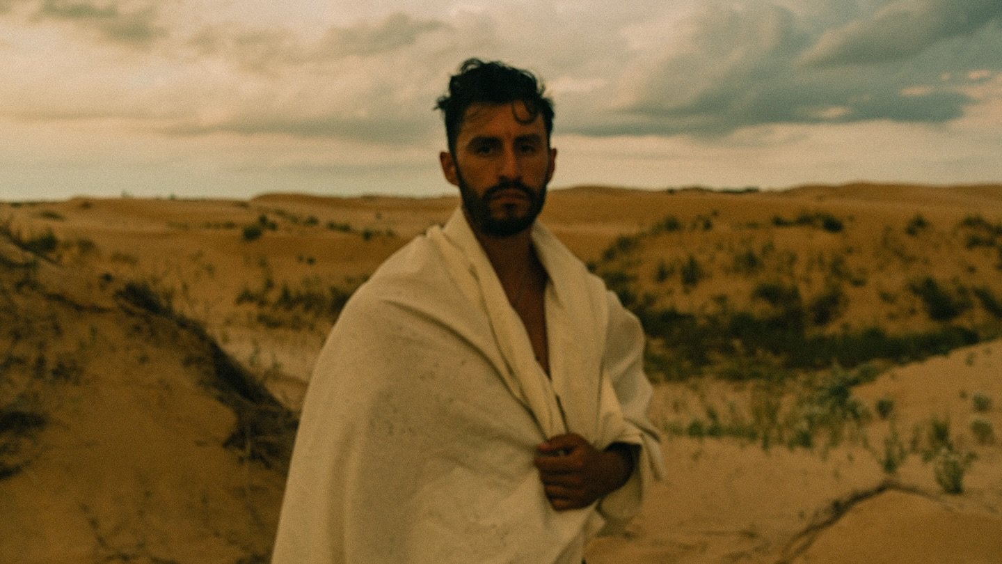 The solitude and solace of desolate spaces.

#artistsofig #photographyart #portraitphotography #desertedplaces #sanddunes #contemplative